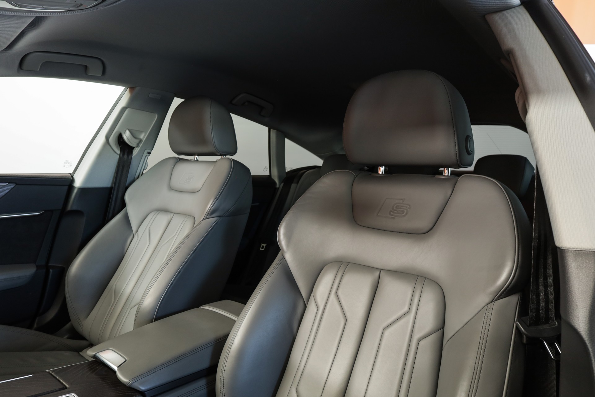 AUDI A7 Sportback 55 TFSI e quattro Carat Beige S line • Bang & Olufsen • Head-up Display-image-13