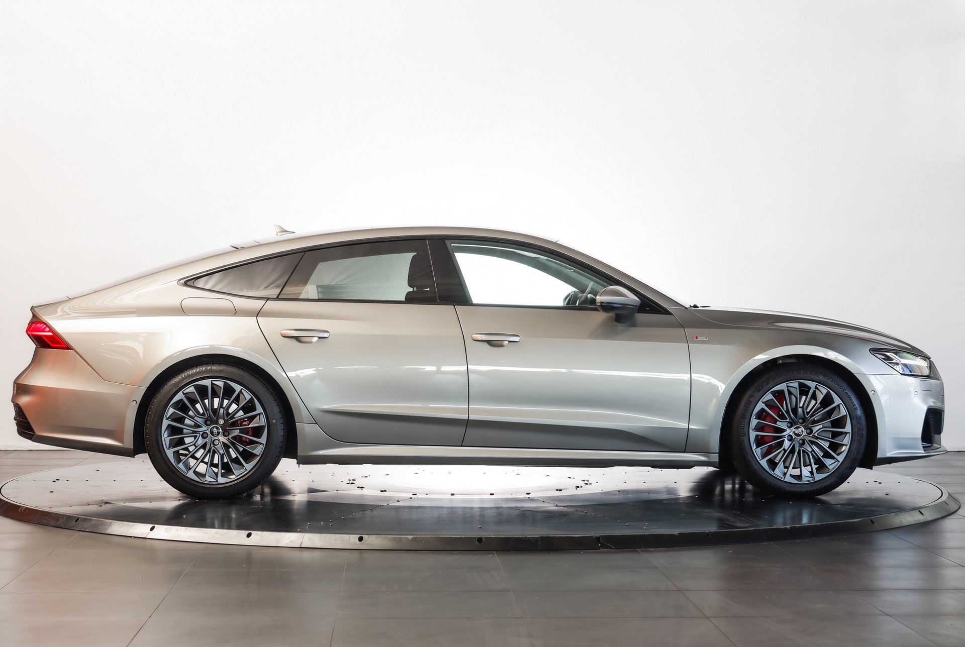 AUDI A7 Sportback 55 TFSI e quattro Carat Beige S line • Bang & Olufsen • Head-up Display-image-5