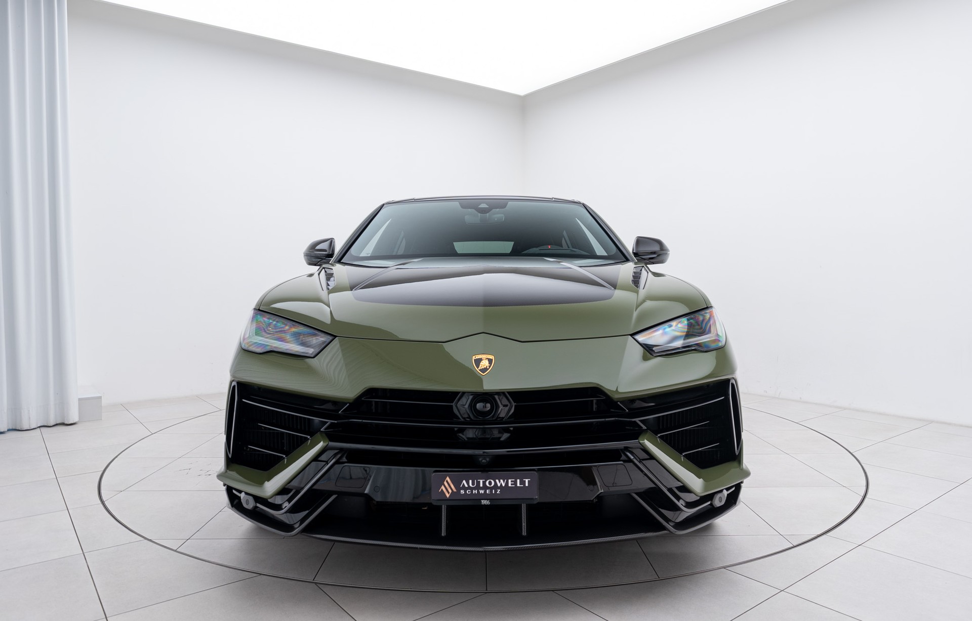LAMBORGHINI Urus Performante-showroom-element-3