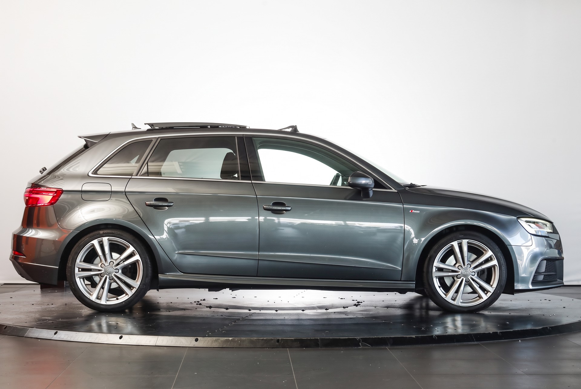 AUDI A3 Sportback 2.0 TFSI Sport quattro S-tronic • Gris Daytona • S line • Virtual Cockpit-image-5