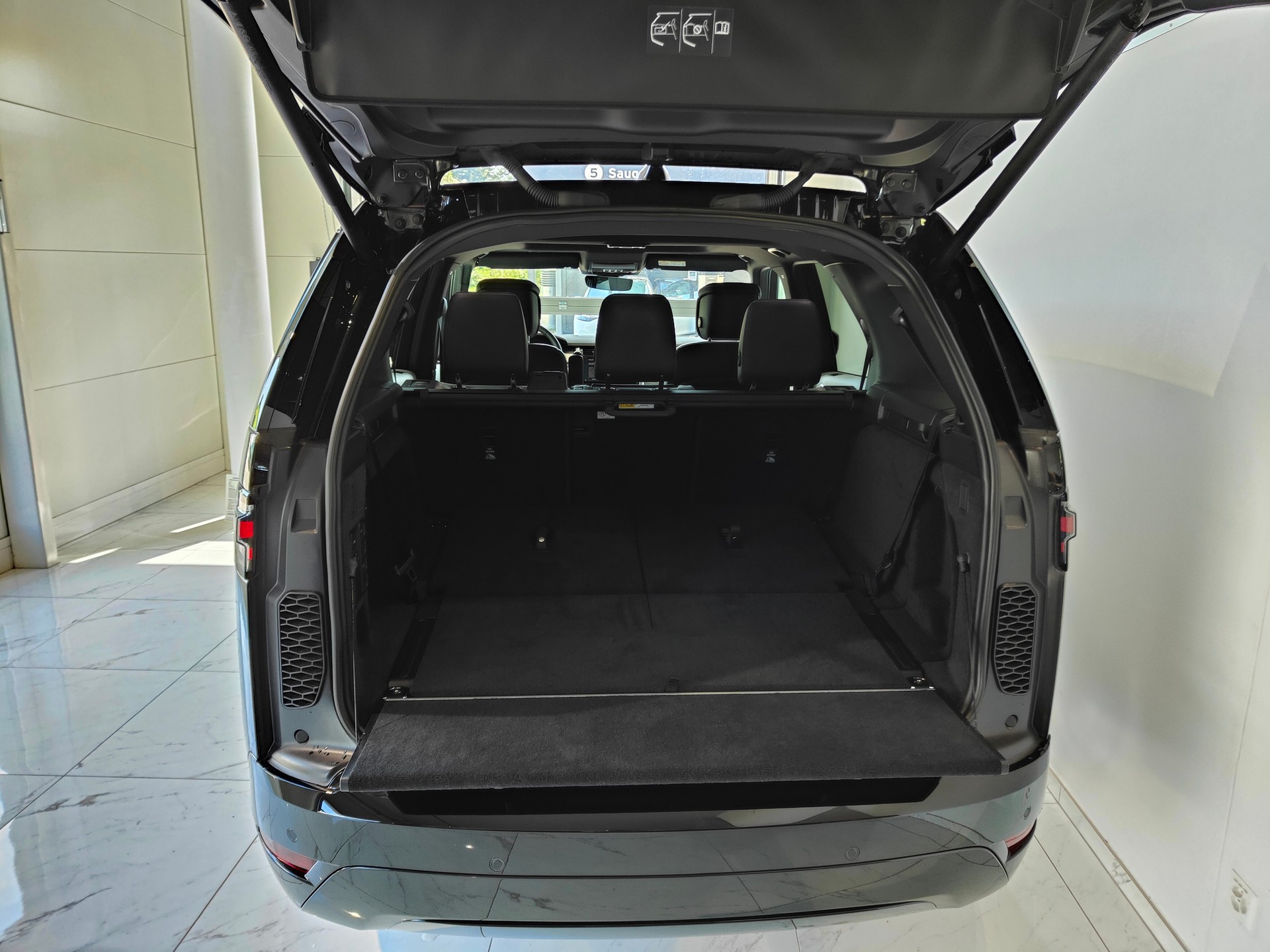 LAND ROVER Discovery 3.0 i6 360 R-Dynamic HSE AWD Automatic-image-7