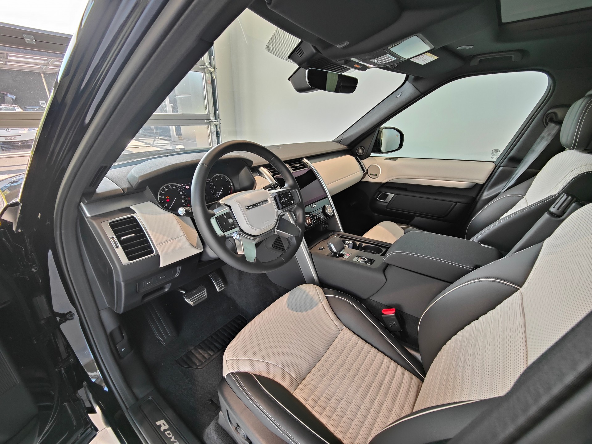 LAND ROVER Discovery 3.0 i6 360 R-Dynamic HSE AWD Automatic-showroom-element-3