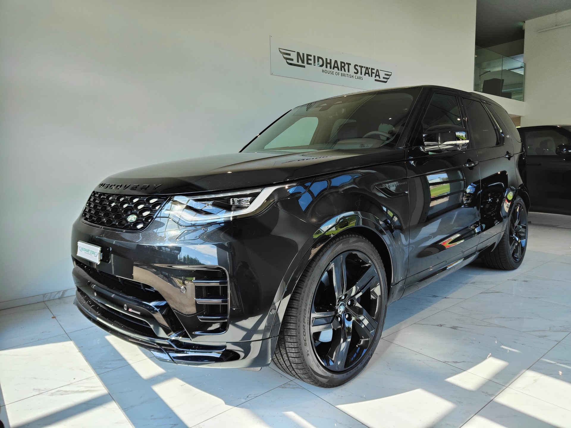 LAND ROVER Discovery 3.0 i6 360 R-Dynamic HSE AWD Automatic-showroom-element-1
