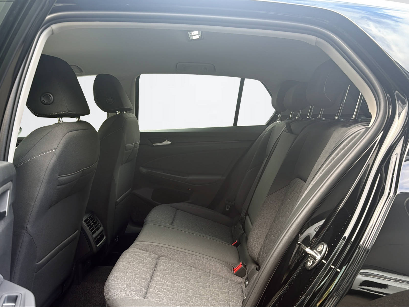 VW Golf VIII 1.5 TSI PHEV Life DSG-image-8