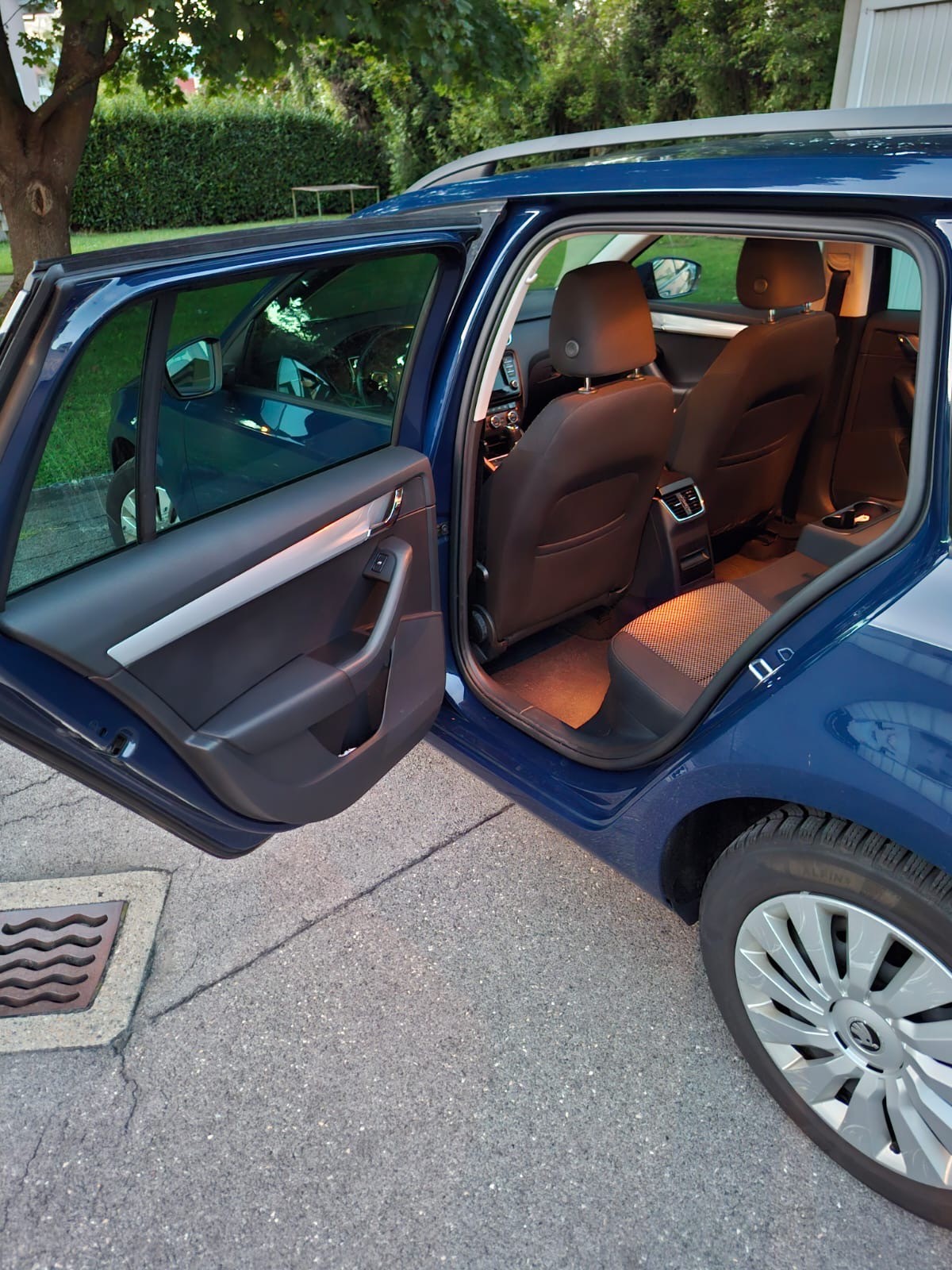 SKODA Octavia Combi 1.6 TDI Ambition DSG-image-9