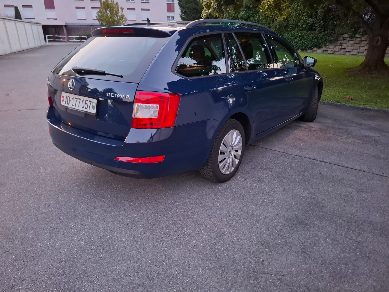 SKODA Octavia Combi 1.6 TDI Ambition DSG-image-1