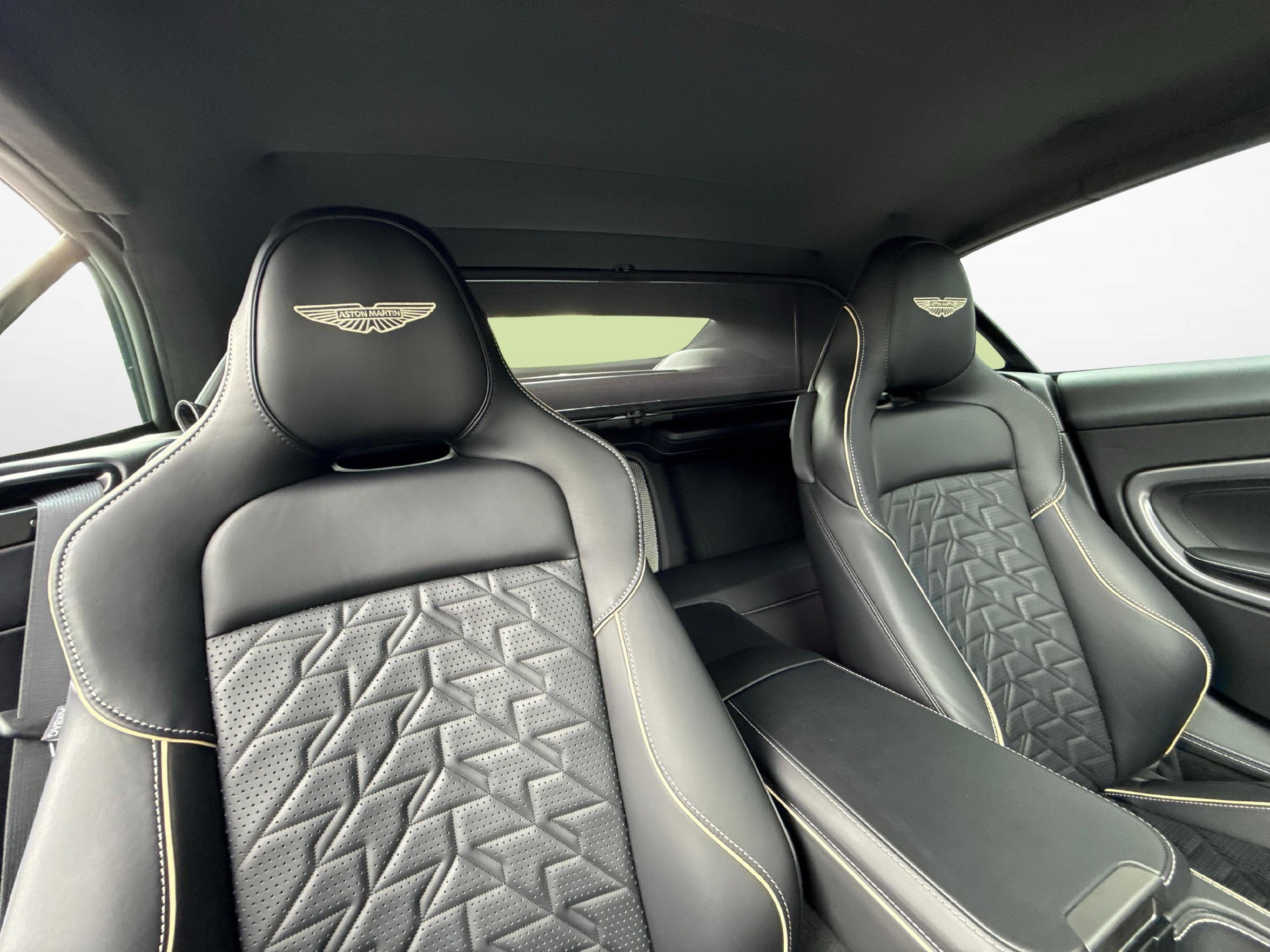 ASTON MARTIN Vanquish Volante 5.2 V12 Bi-Turbo-image-9