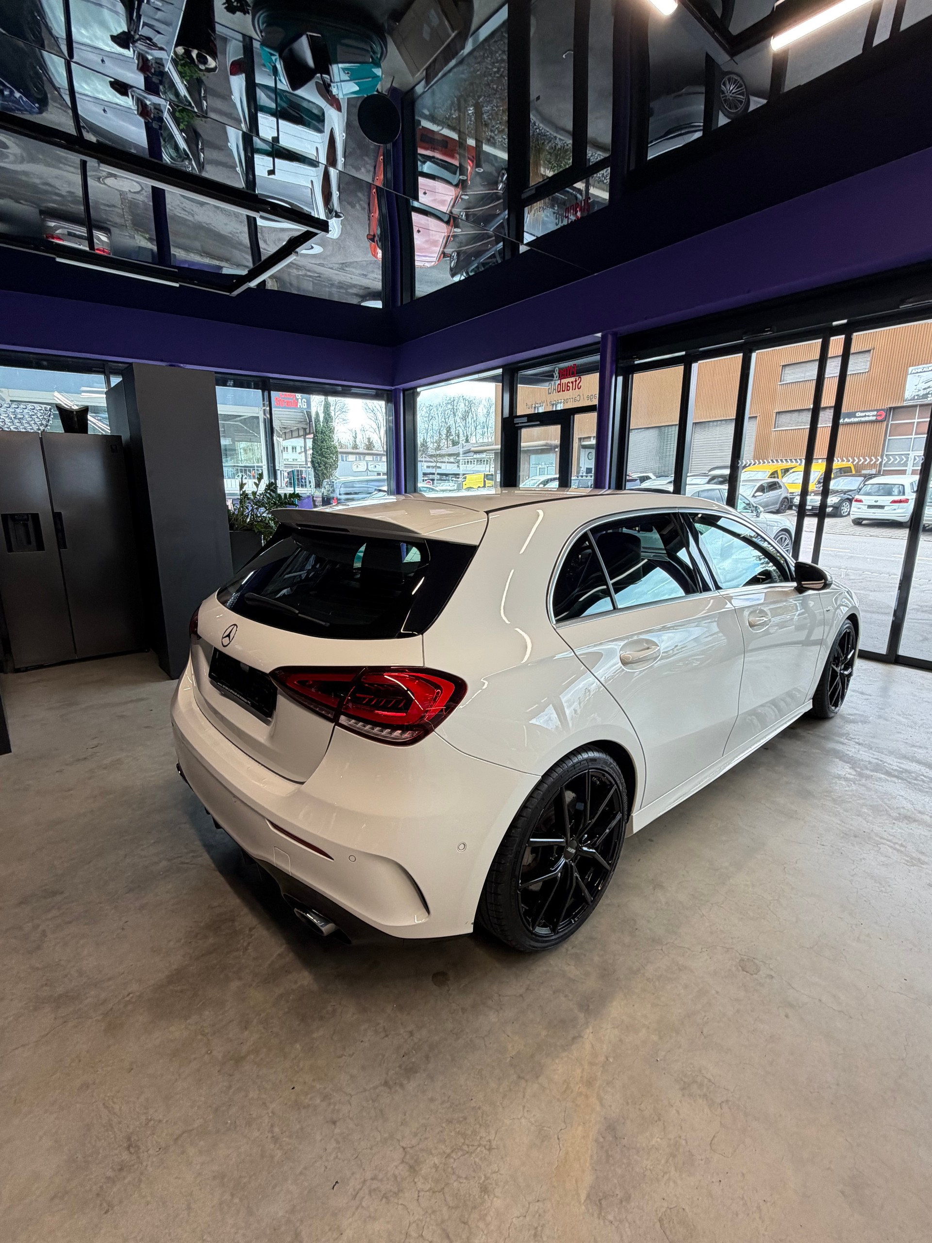 MERCEDES-BENZ A 35 AMG 4Matic Speedshift-showroom-element-3