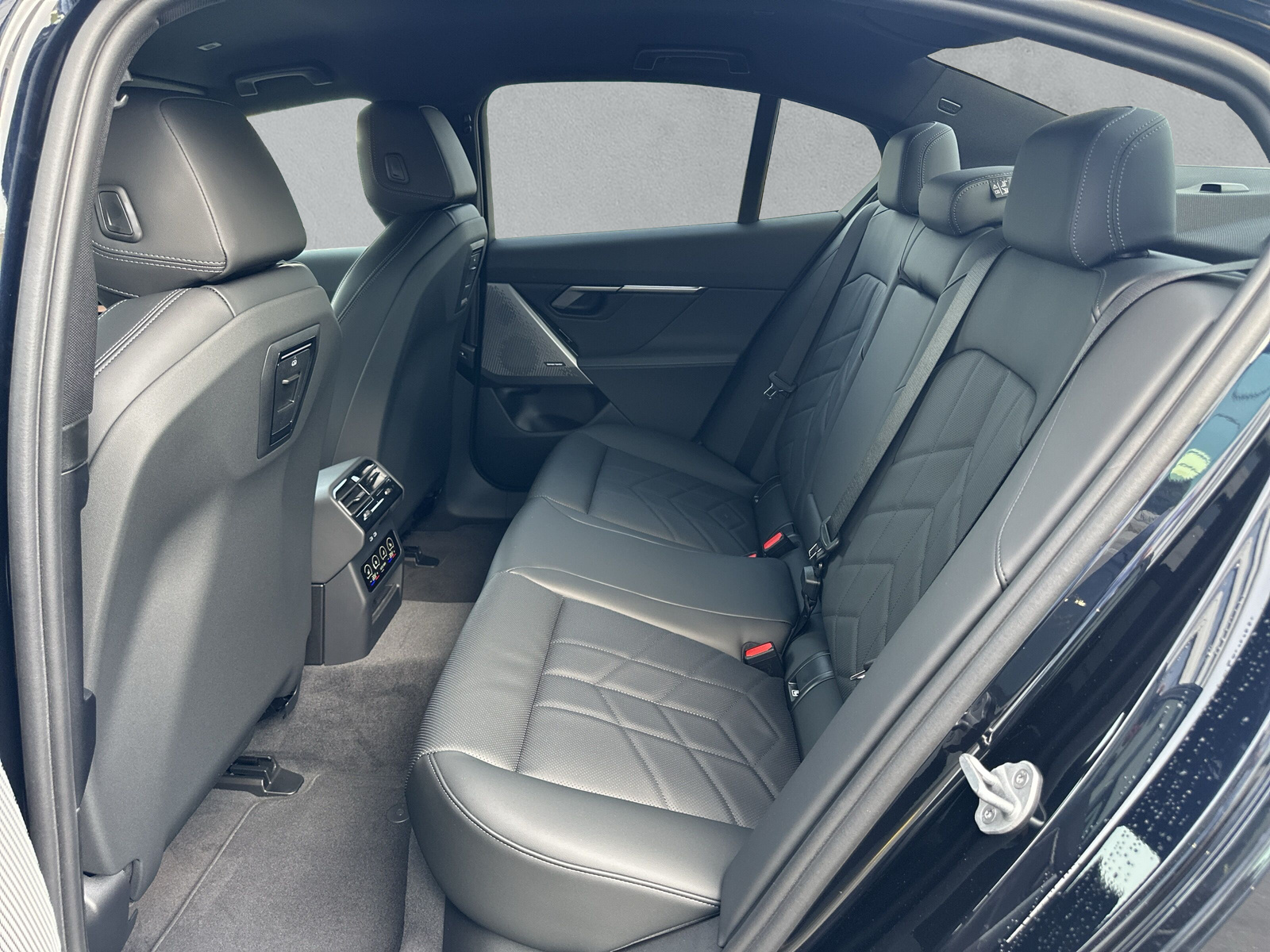 BMW i5 xDrive40 M Sport-image-11