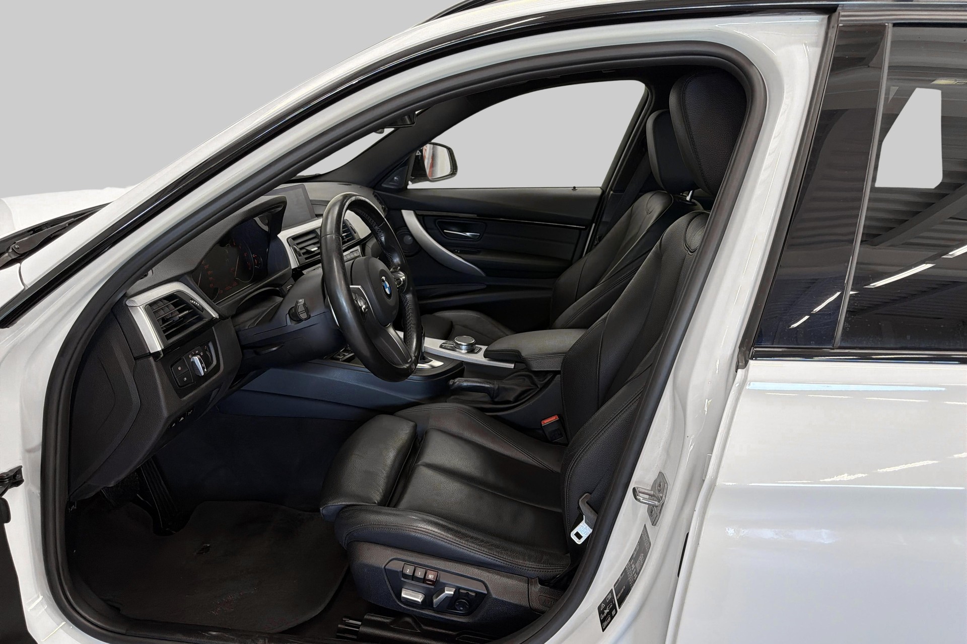BMW 340i xDrive Touring Edition M Sport Steptronic-image-7