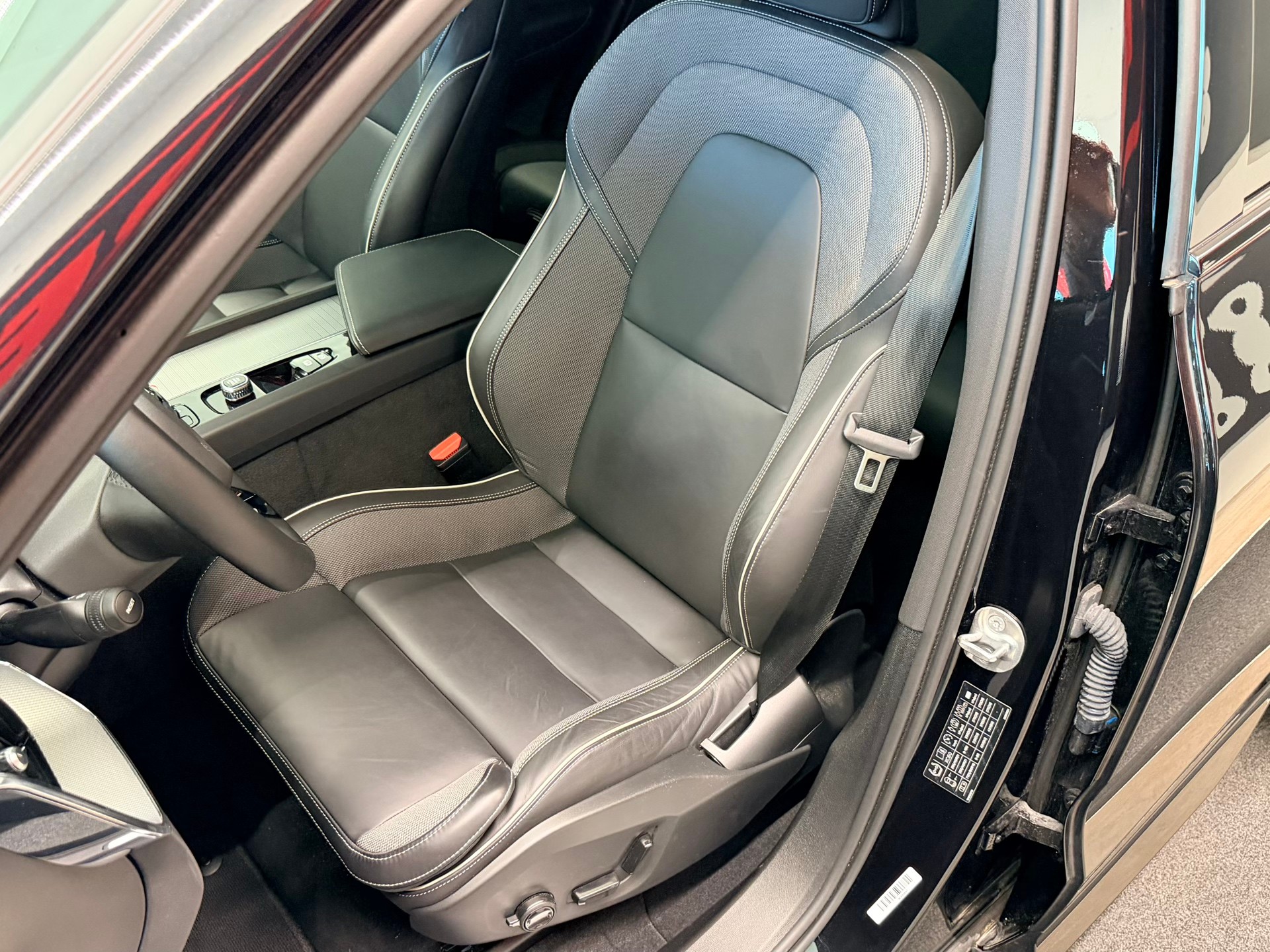 VOLVO XC60 B5 Benzin Mild Hybrid AWD Black Edition Geartronic-image-14