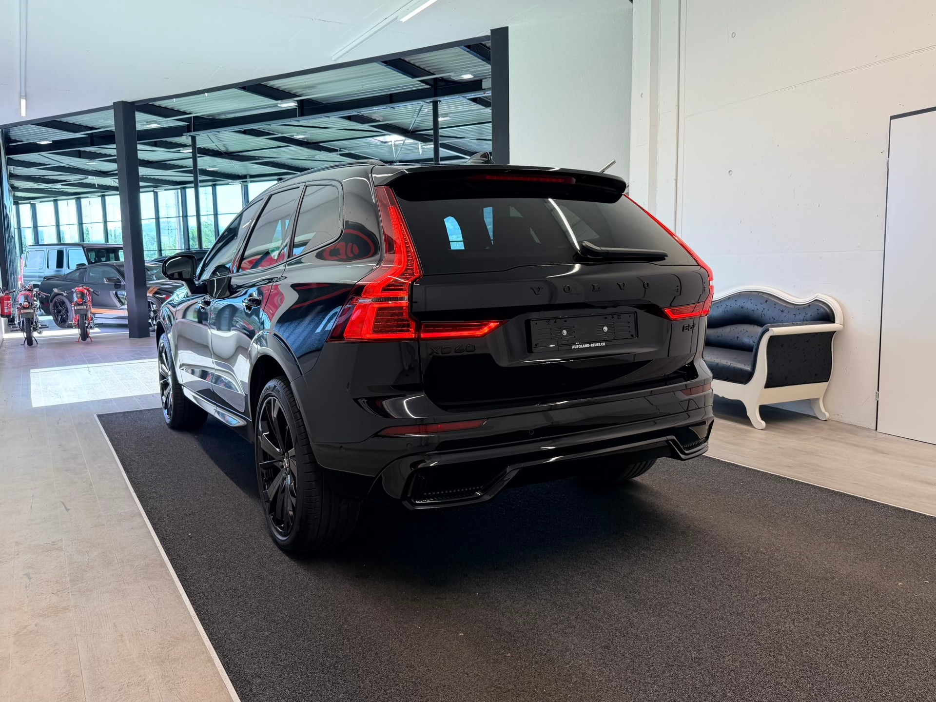 VOLVO XC60 B5 Benzin Mild Hybrid AWD Black Edition Geartronic-image-6
