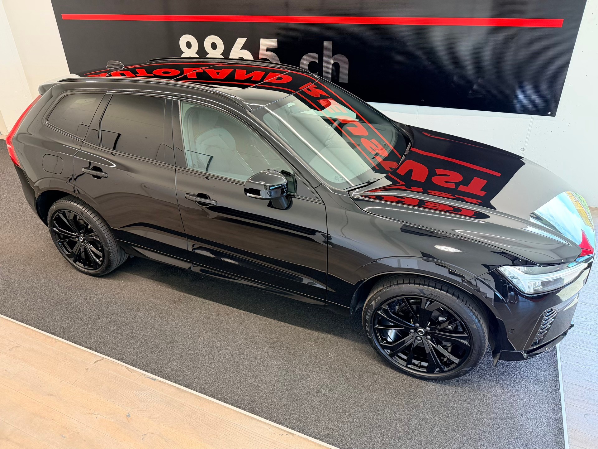 VOLVO XC60 B5 Benzin Mild Hybrid AWD Black Edition Geartronic-image-4