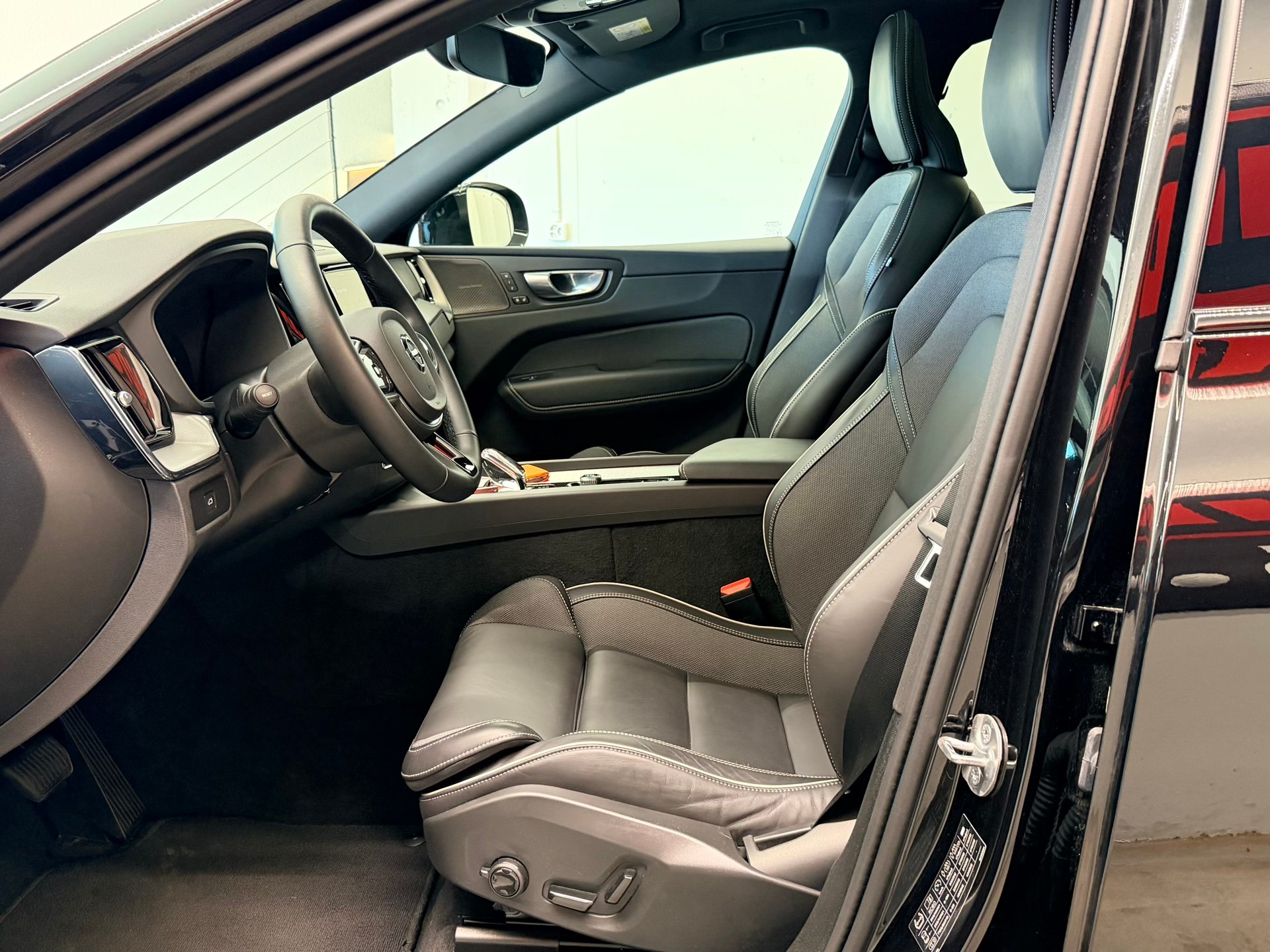 VOLVO XC60 B5 Benzin Mild Hybrid AWD Black Edition Geartronic-image-13