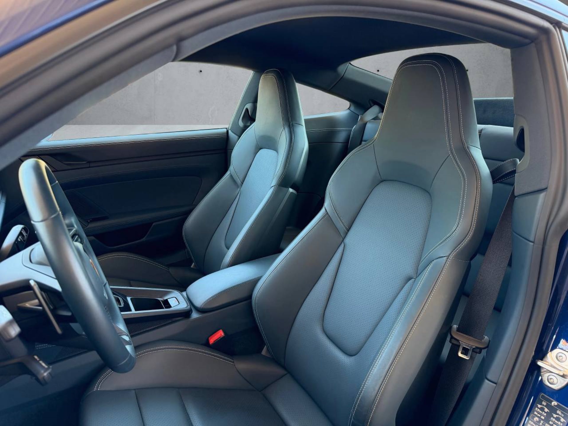 PORSCHE 911 Carrera 4 GTS (MY23)-image-4