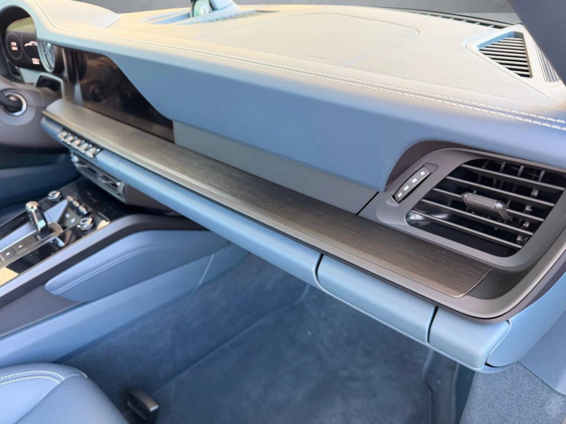 PORSCHE 911 Carrera 4 GTS (MY23)-image-28