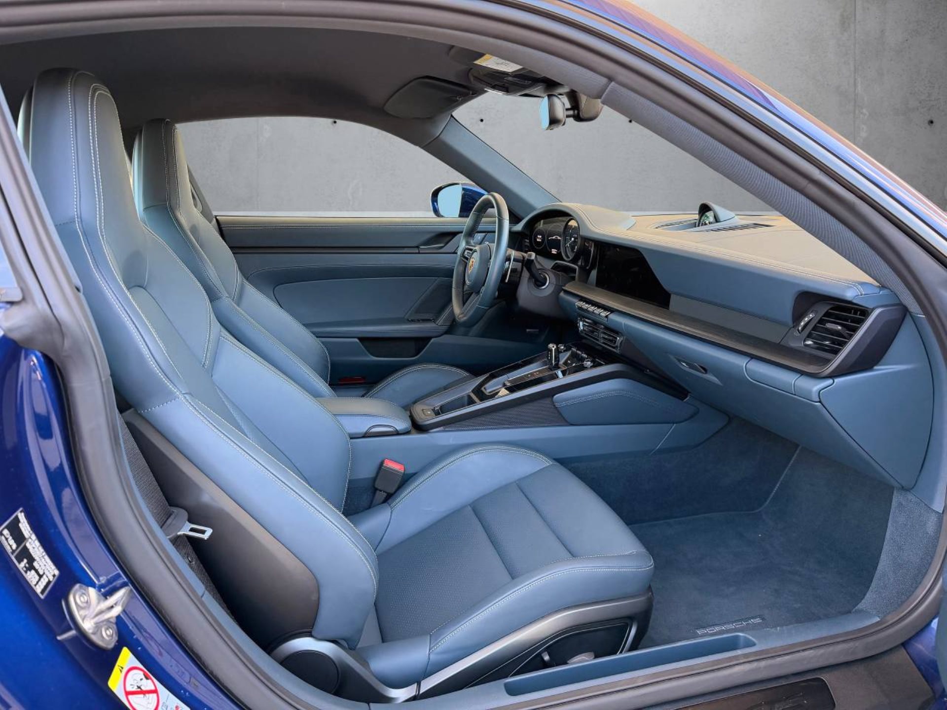 PORSCHE 911 Carrera 4 GTS (MY23)-image-14