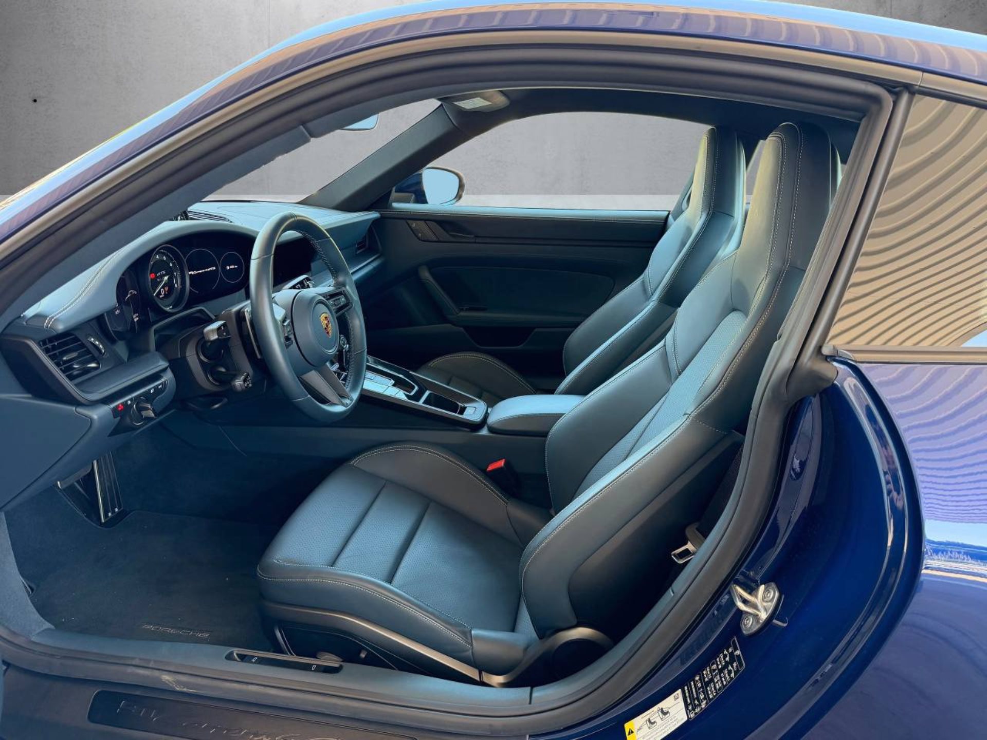 PORSCHE 911 Carrera 4 GTS (MY23)-image-3