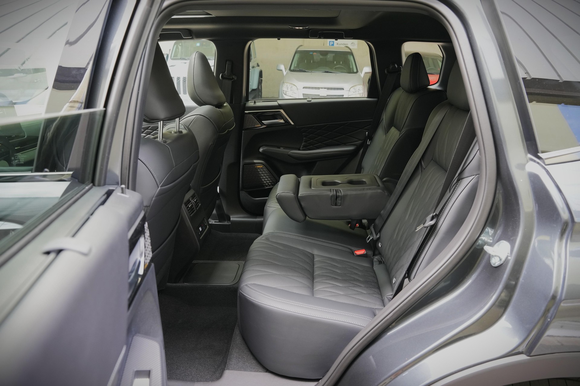MITSUBISHI Outlander 2.4 PHEV Sport 4x4-image-7