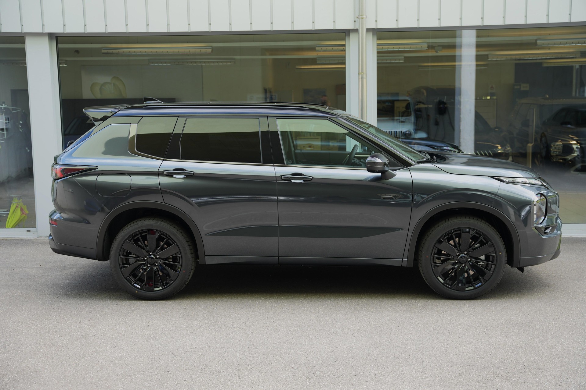 MITSUBISHI Outlander 2.4 PHEV Sport 4x4-image-2