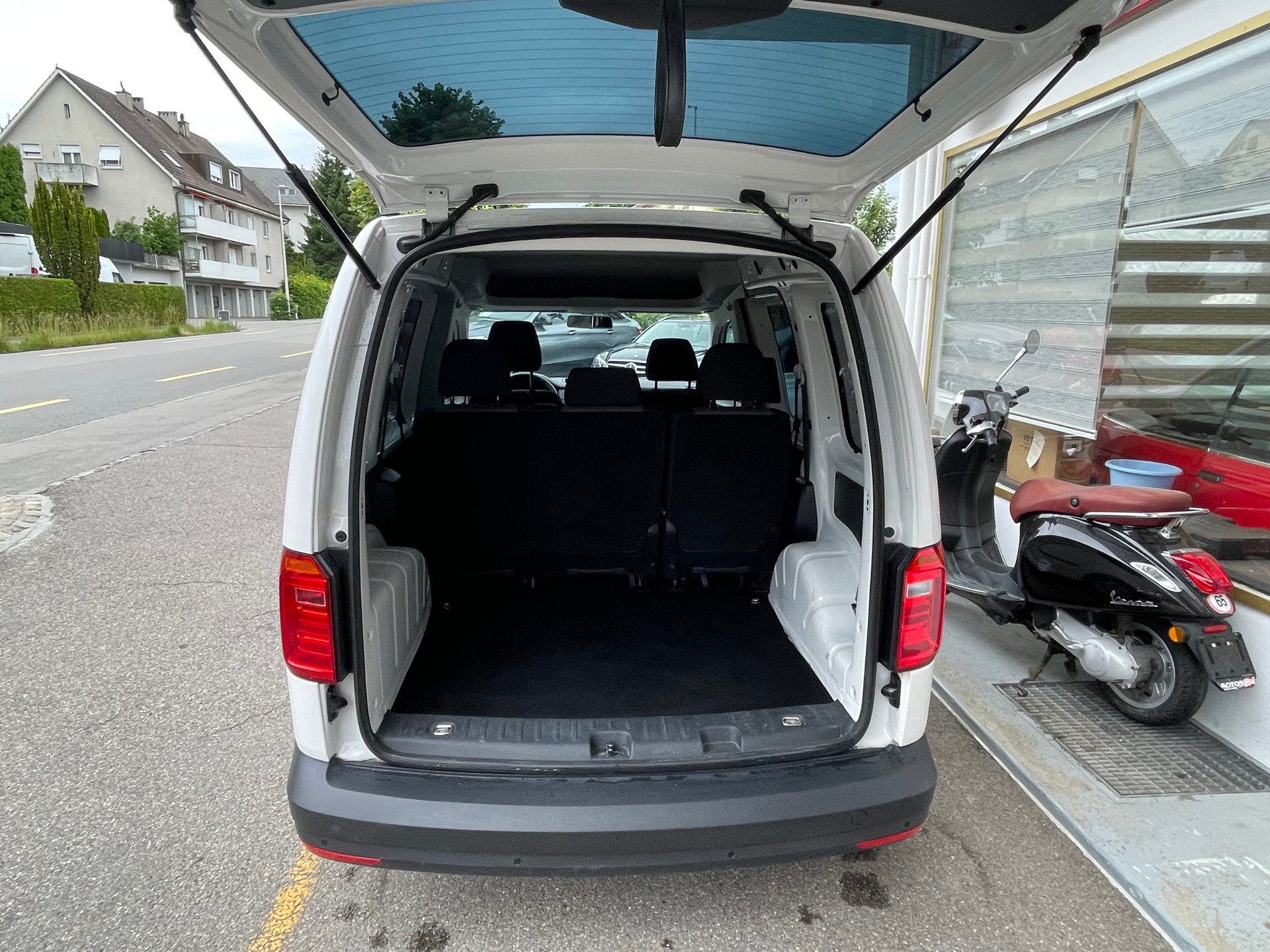 VW Caddy 1.4 TSI Highline-image-14