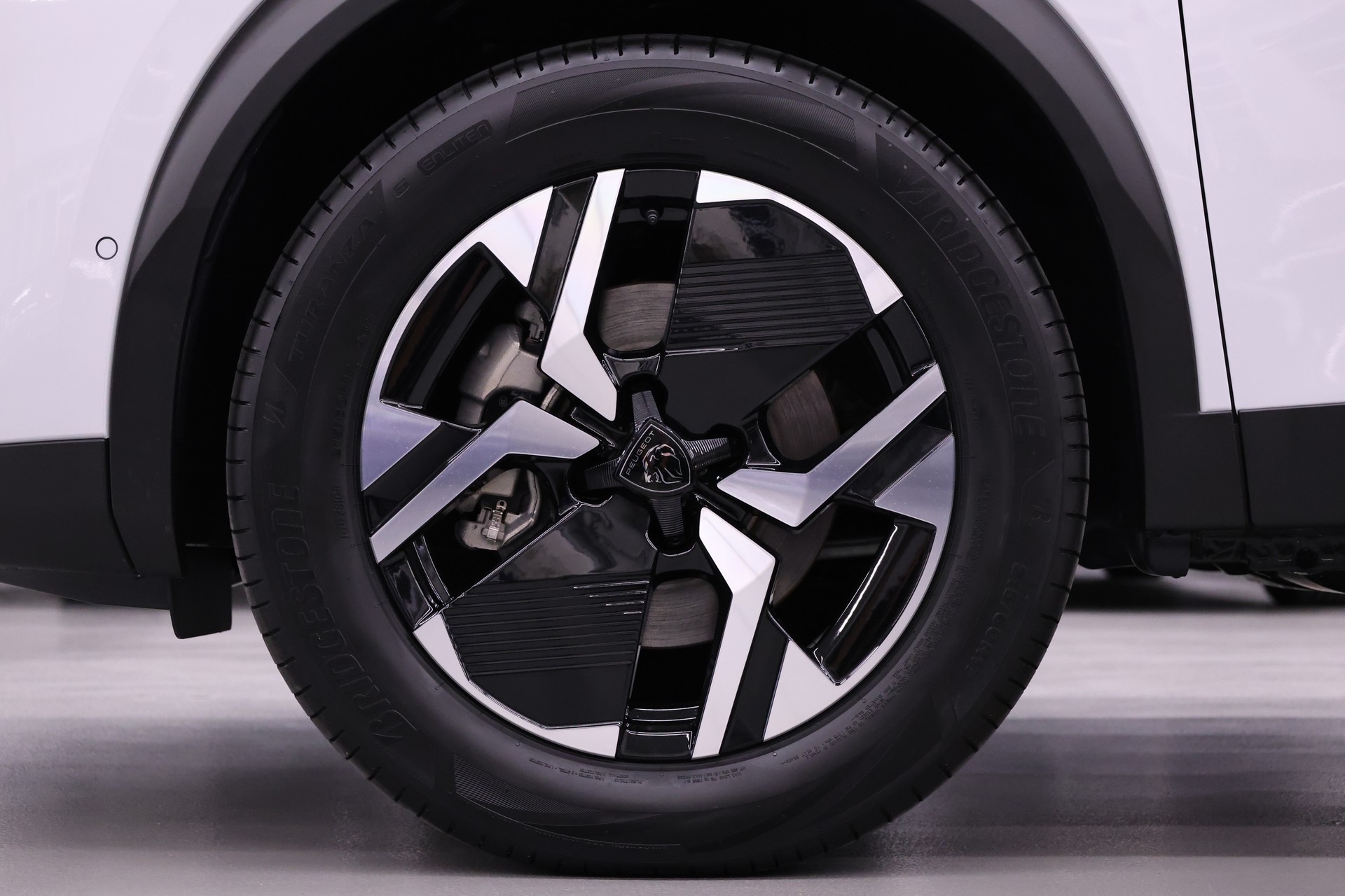 PEUGEOT 2008 1.2 Hybrid 145 Allure Premium-image-10