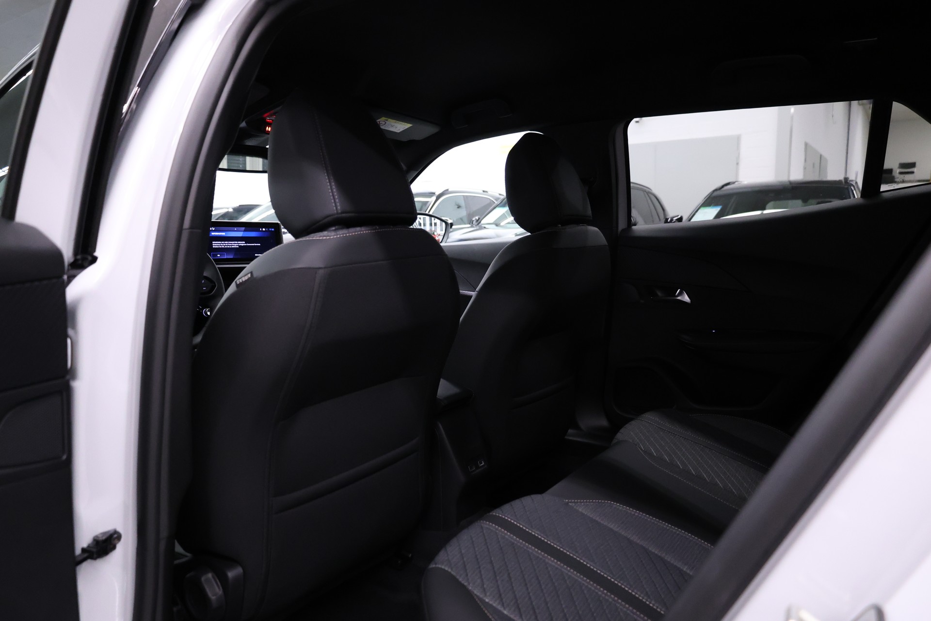 PEUGEOT 2008 1.2 Hybrid 145 Allure Premium-image-29