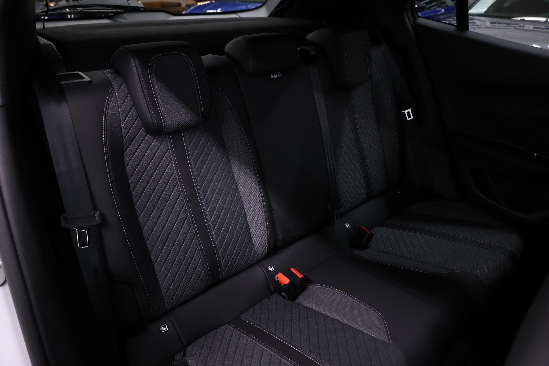 PEUGEOT 2008 1.2 Hybrid 145 Allure Premium-image-30