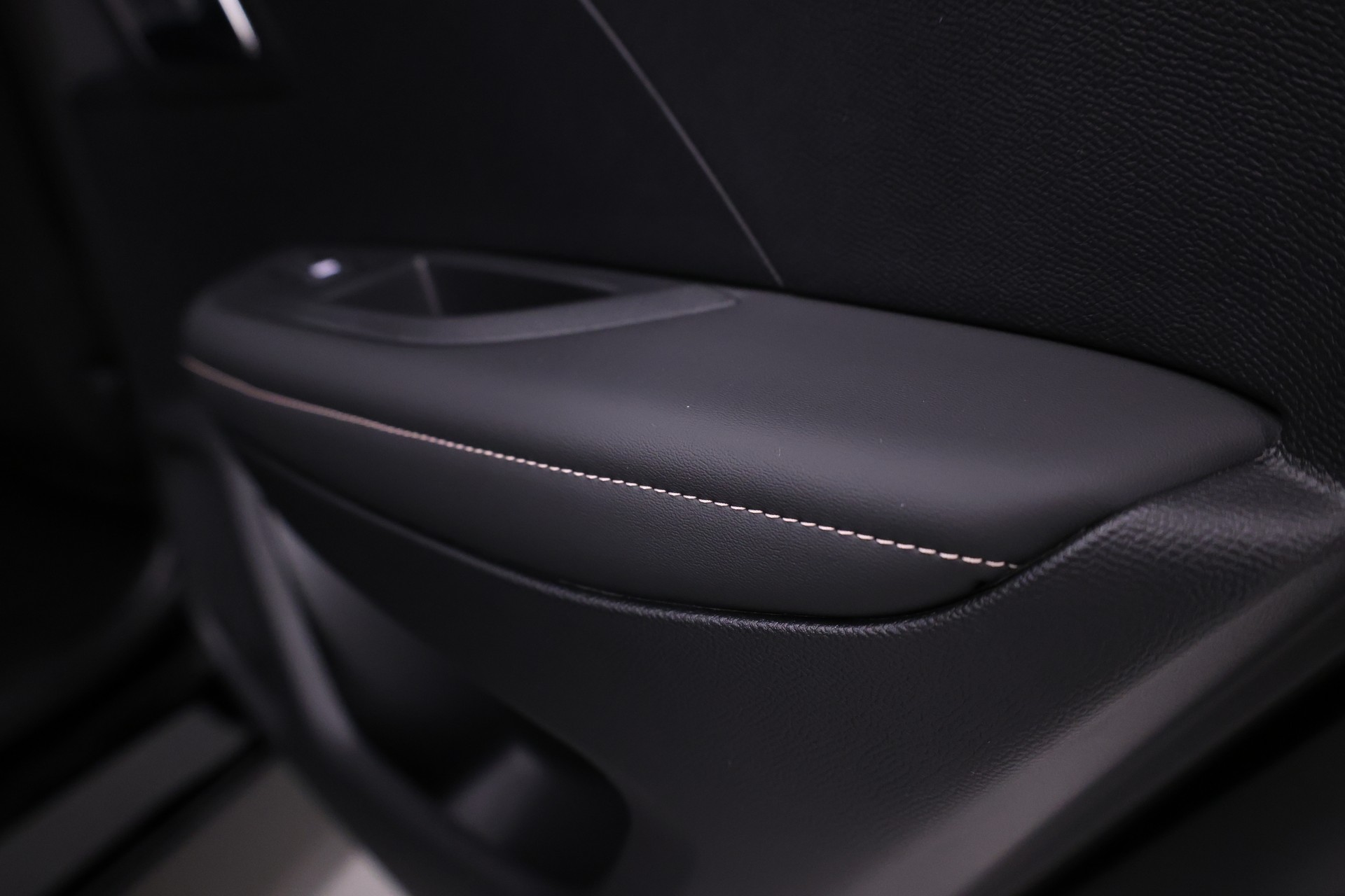 PEUGEOT 2008 1.2 Hybrid 145 Allure Premium-image-25