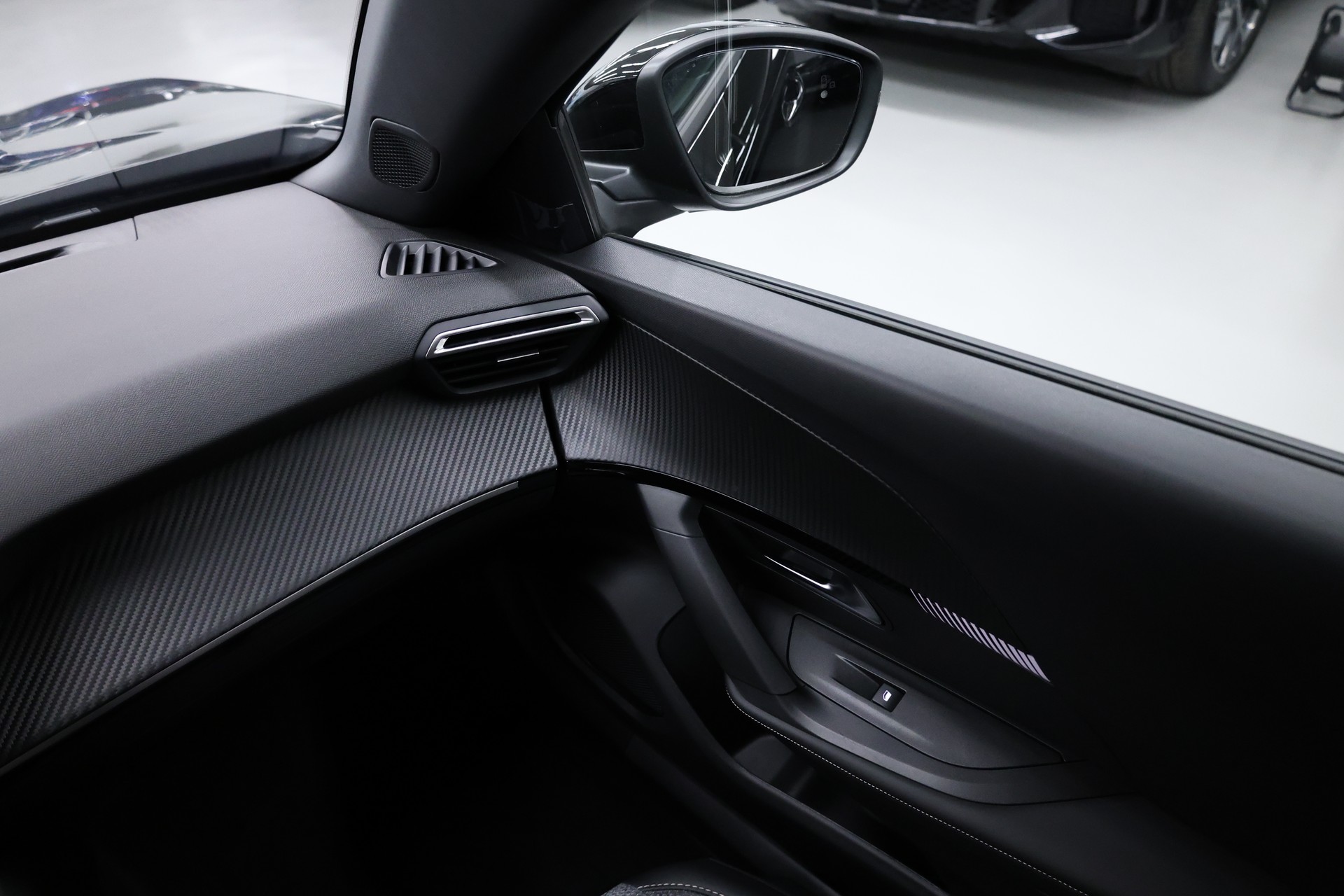 PEUGEOT 2008 1.2 Hybrid 145 Allure Premium-image-20