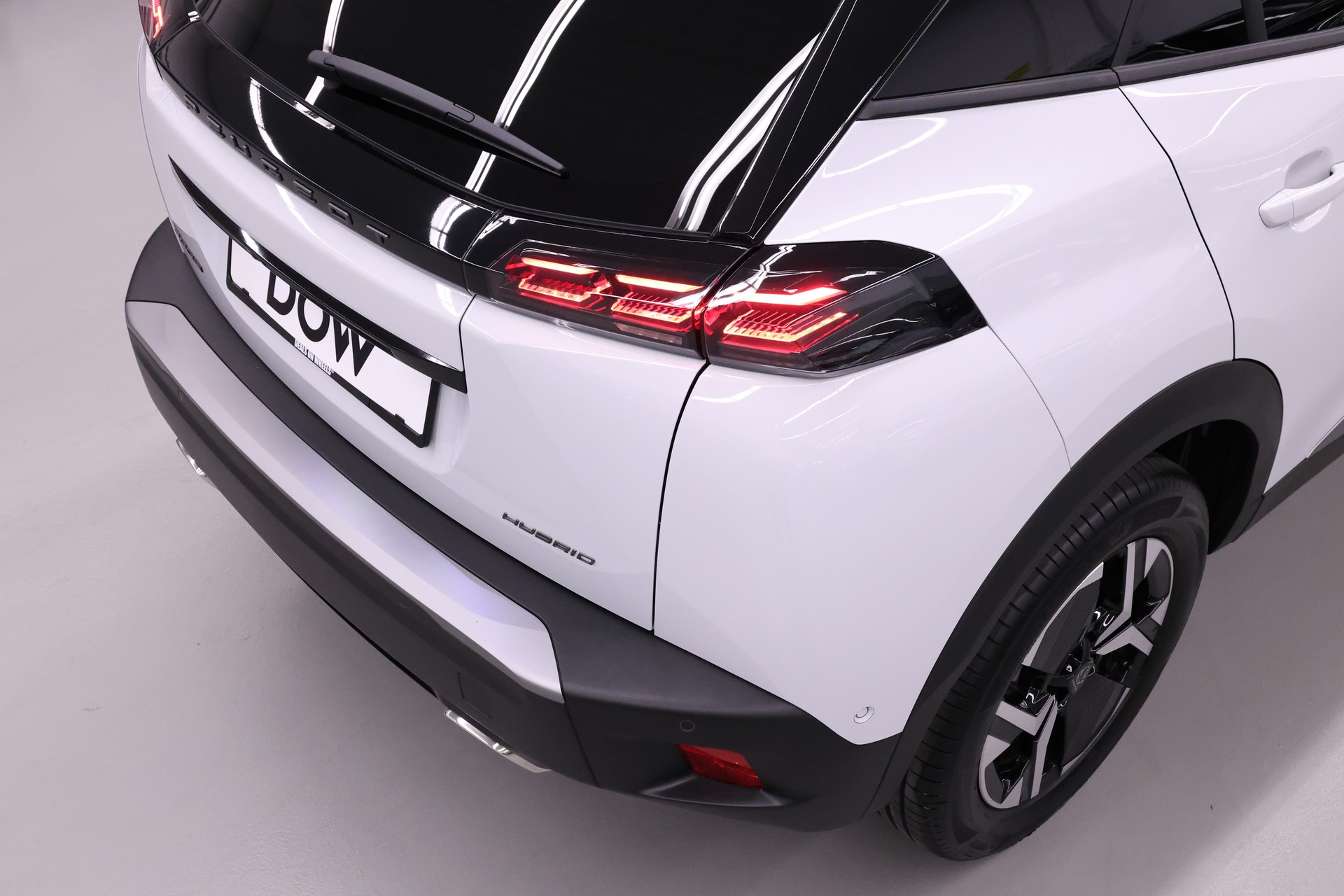 PEUGEOT 2008 1.2 Hybrid 145 Allure Premium-image-6