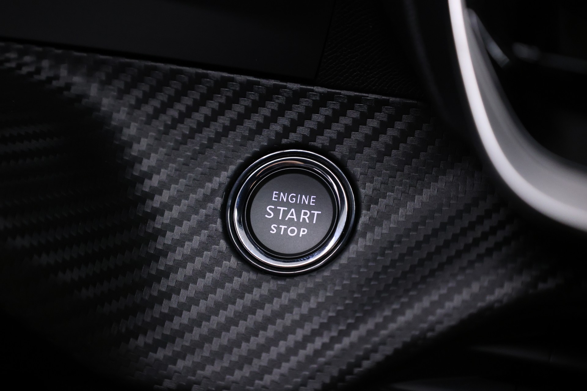 PEUGEOT 2008 1.2 Hybrid 145 Allure Premium-image-26