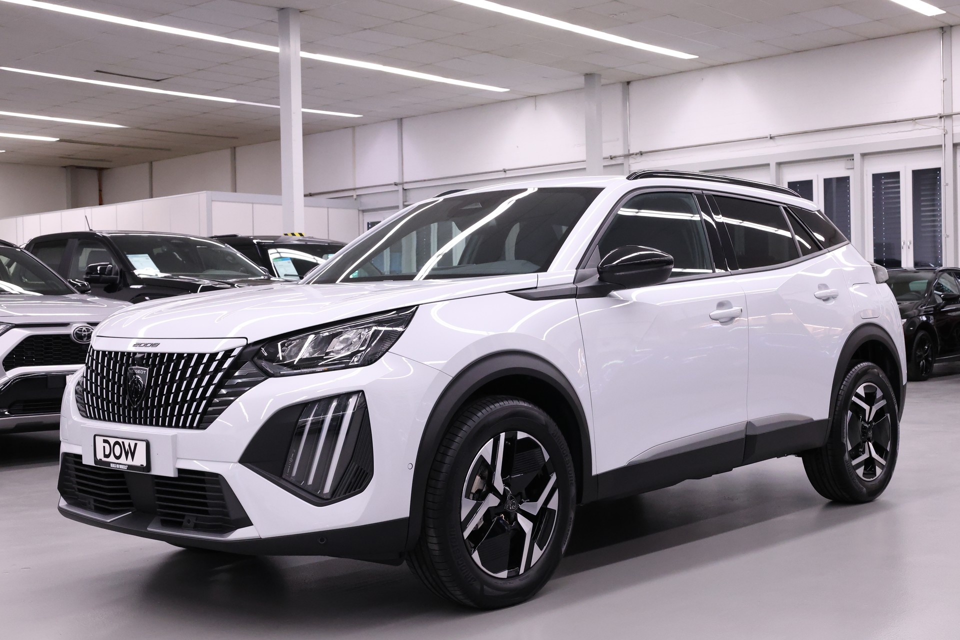 PEUGEOT 2008 1.2 Hybrid 145 Allure Premium-showroom-element-2