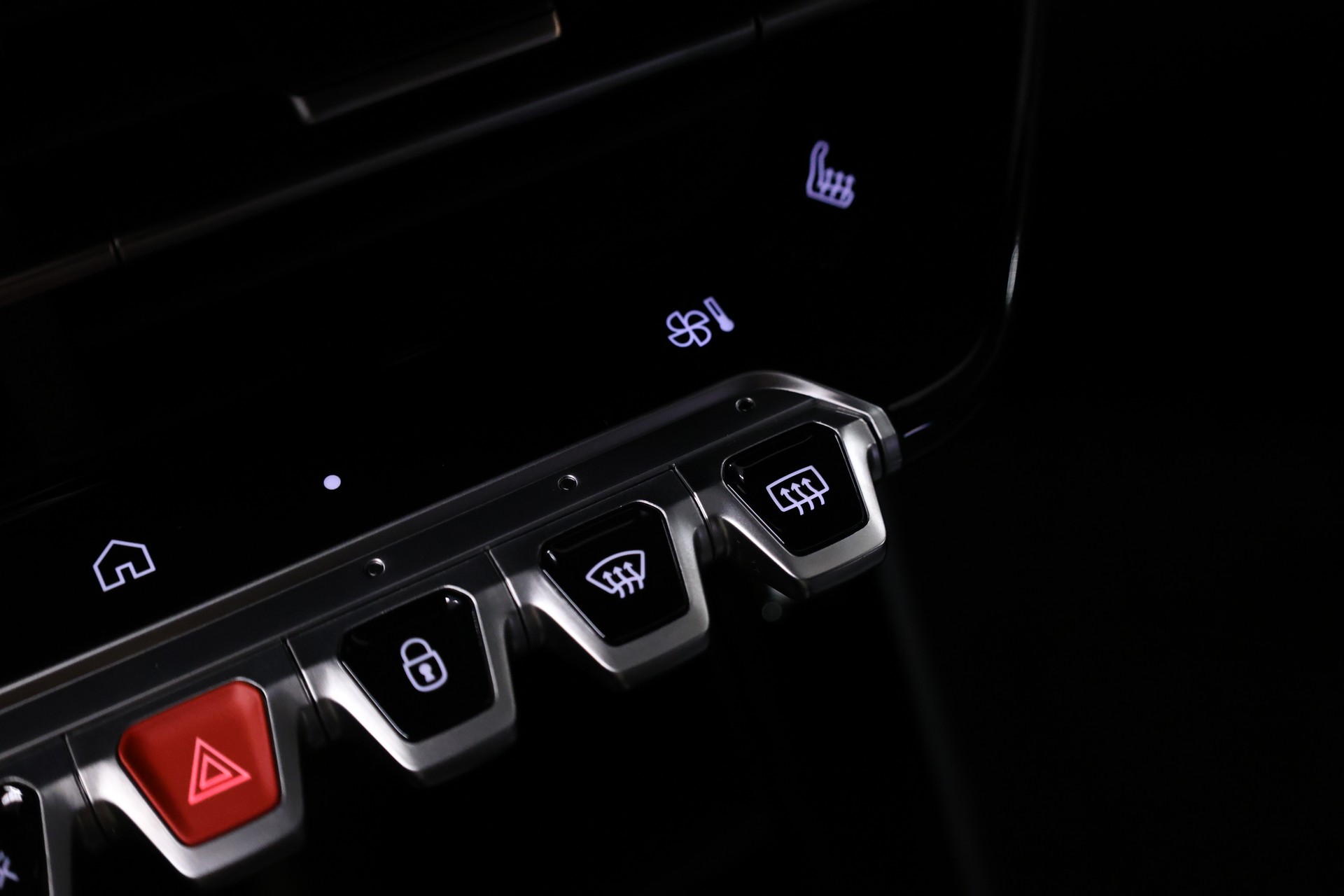 PEUGEOT 2008 1.2 Hybrid 145 Allure Premium-image-28