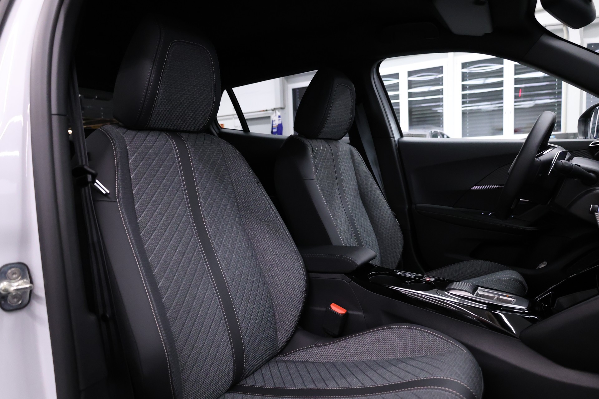 PEUGEOT 2008 1.2 Hybrid 145 Allure Premium-image-15