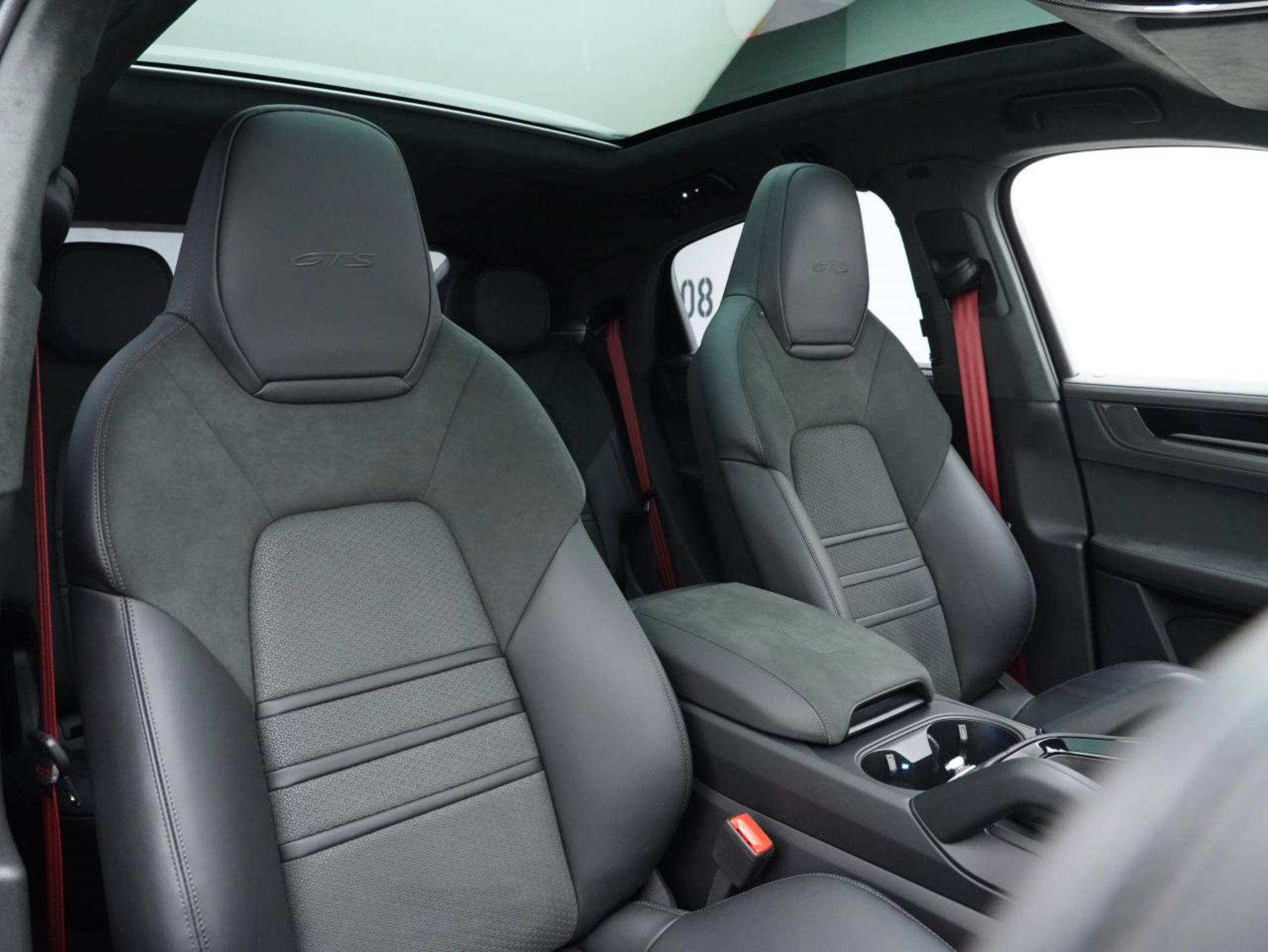 PORSCHE Cayenne GTS Coupé-image-25