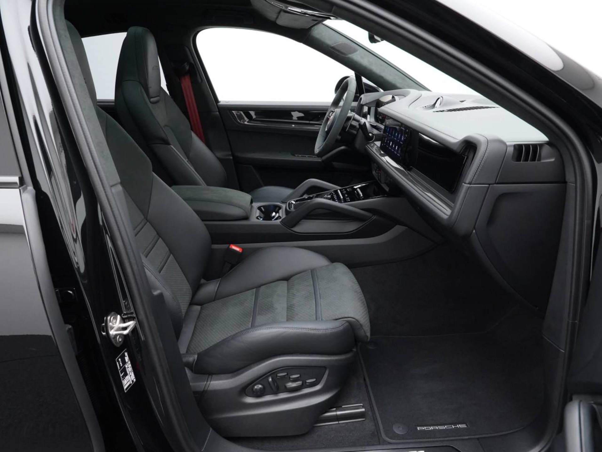 PORSCHE Cayenne GTS Coupé-image-24