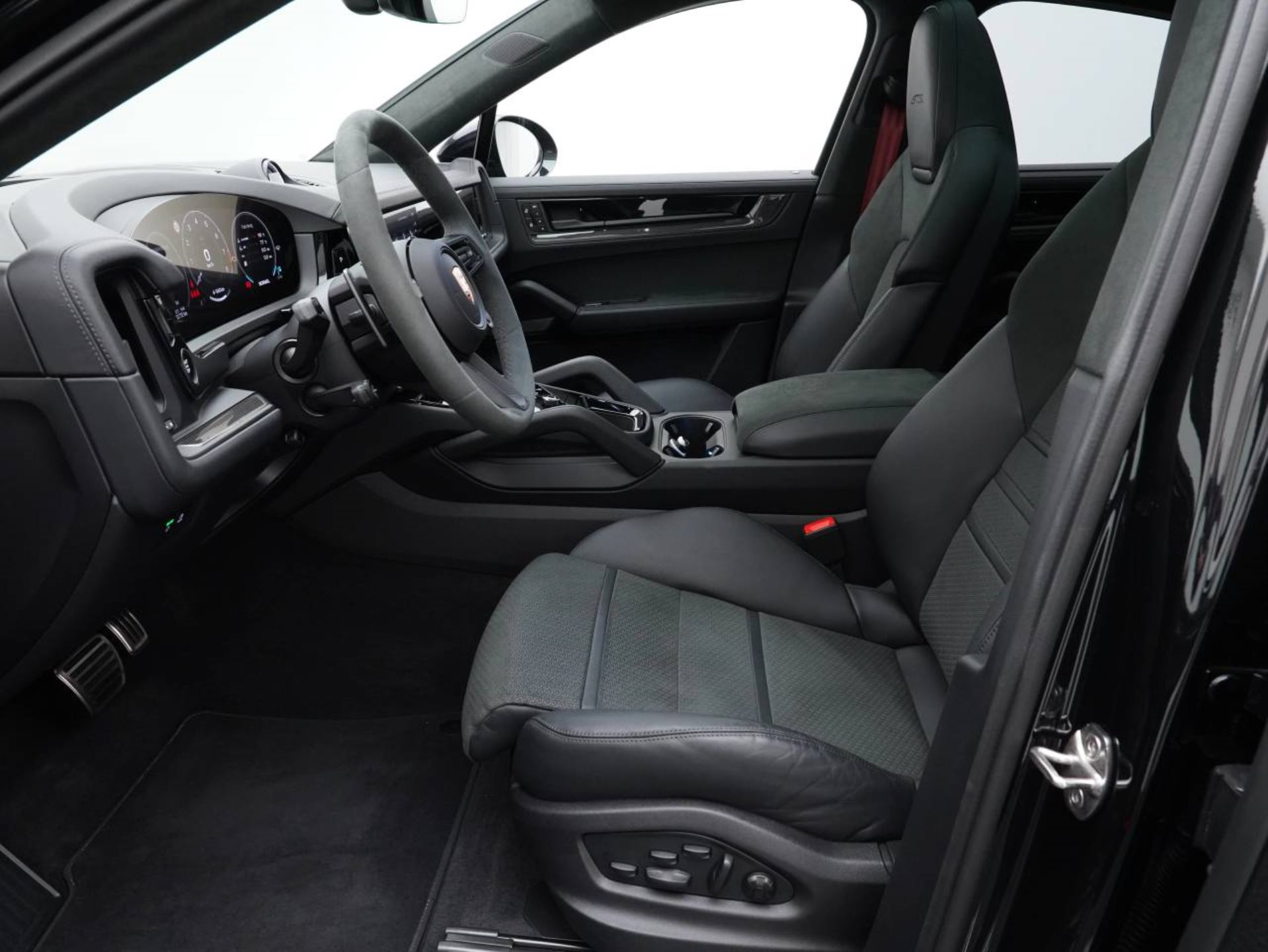 PORSCHE Cayenne GTS Coupé-image-4