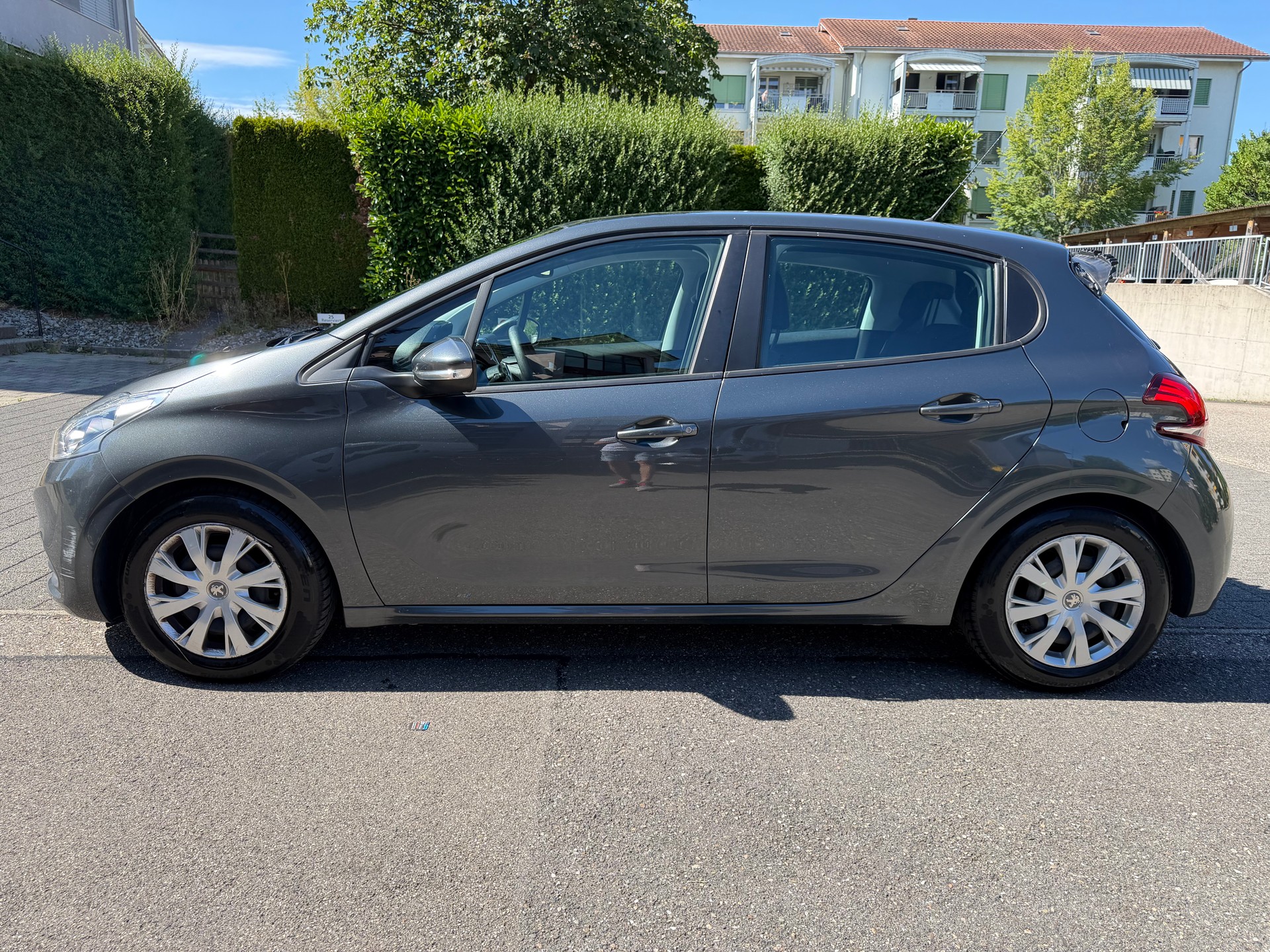 PEUGEOT 208 1.2 e-VTI Style EGS5-image-1