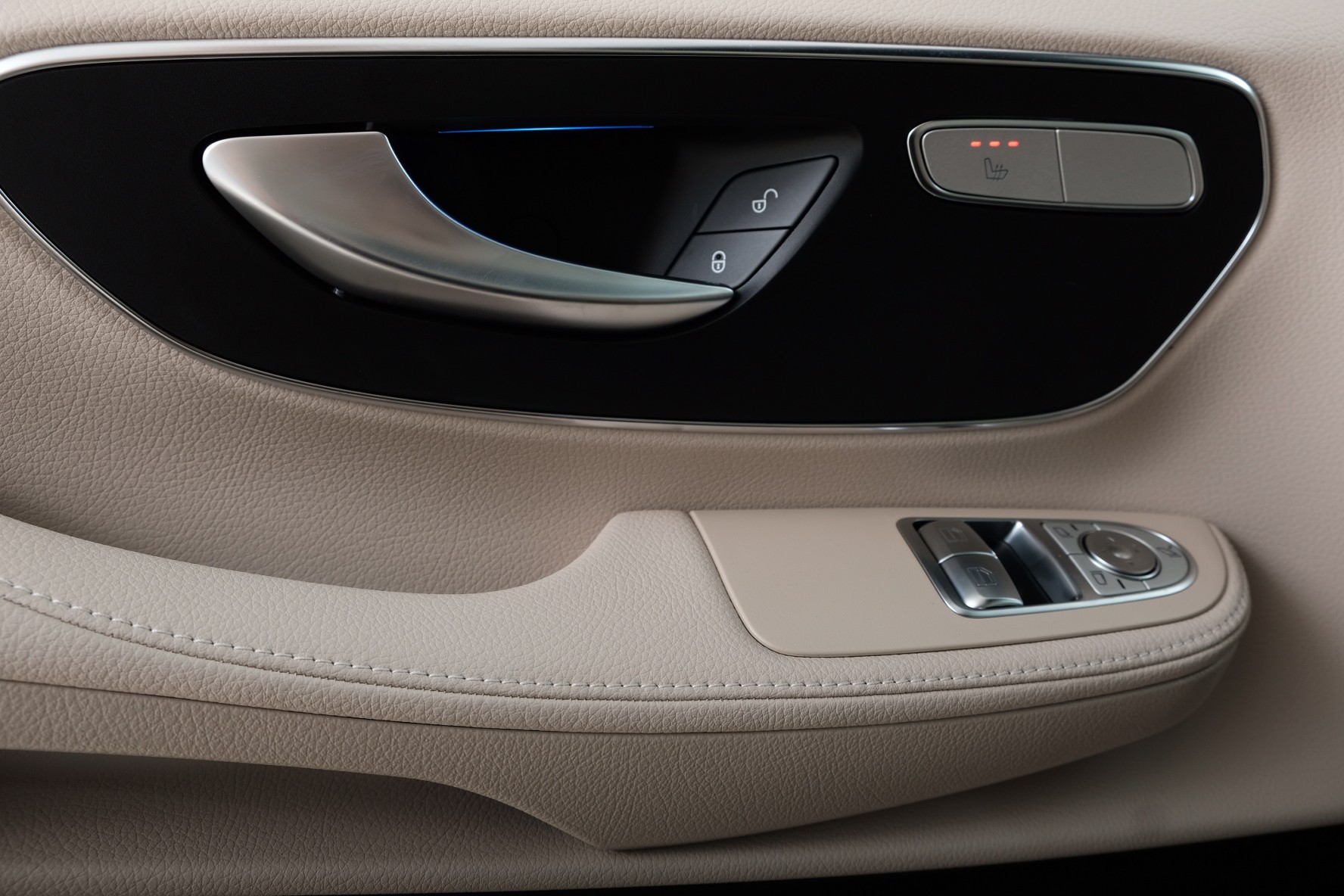 MERCEDES-BENZ V 300 d extralang 4Matic Avantgarde 9G-Tronic-image-9