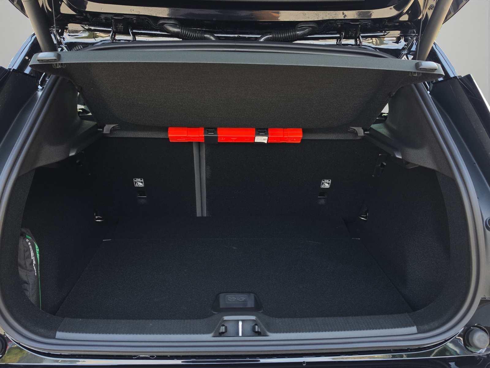 VOLVO EX30 Cross Country P8 69 kWh AWD Plus-image-16