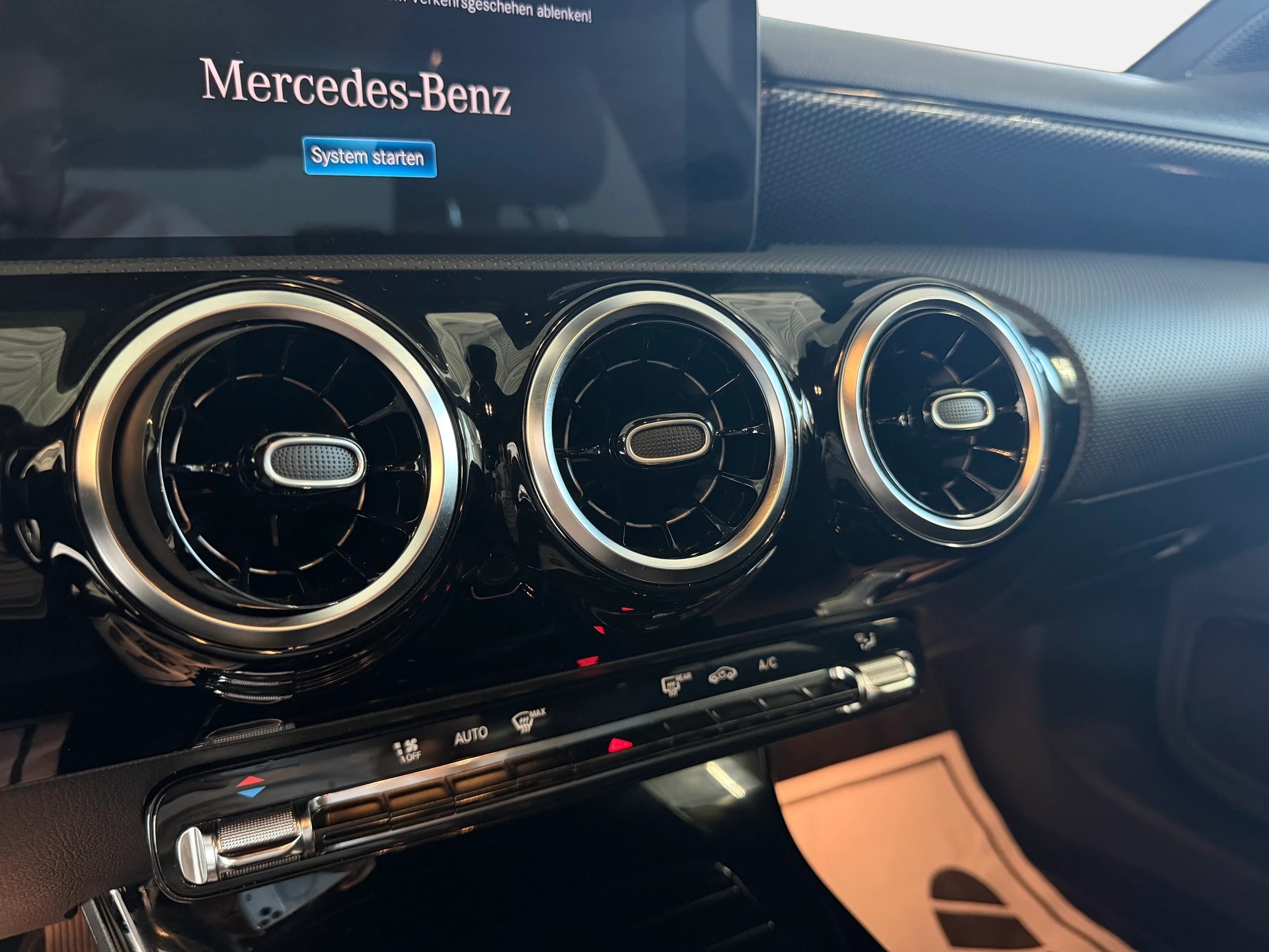 MERCEDES-BENZ A 200 Progressive 7G-DCT | Limousine | Frisch MFK | Ab Service | Navi | RF-Kamera-image-12