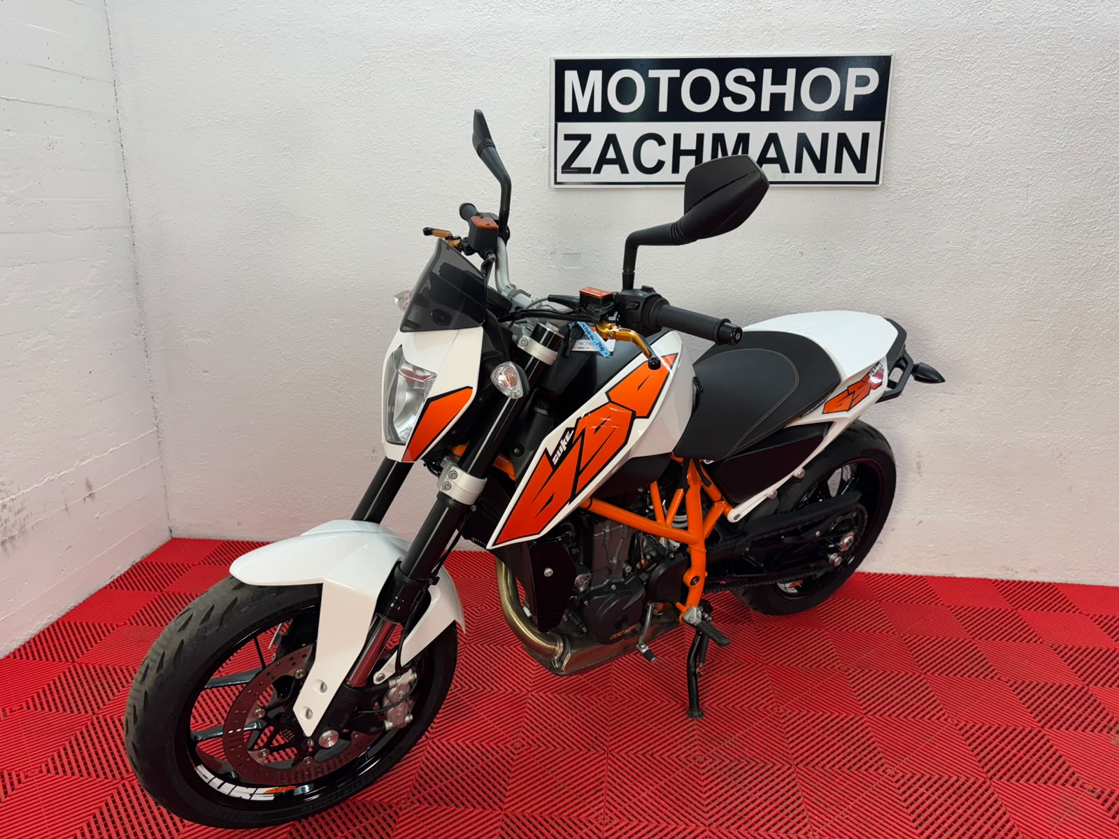 KTM 690 Duke ABS-showroom-element-1