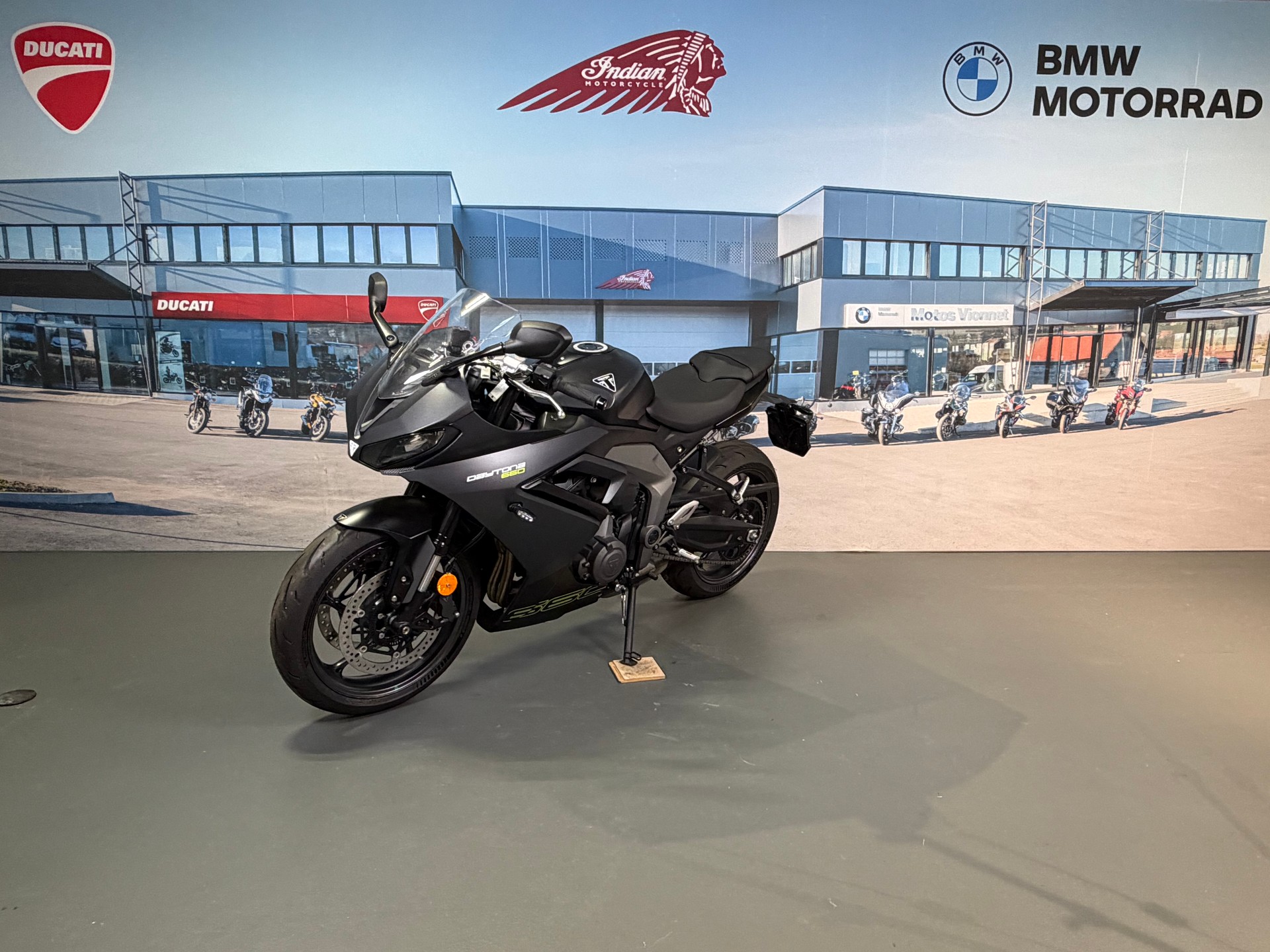 TRIUMPH Daytona 660-image-2