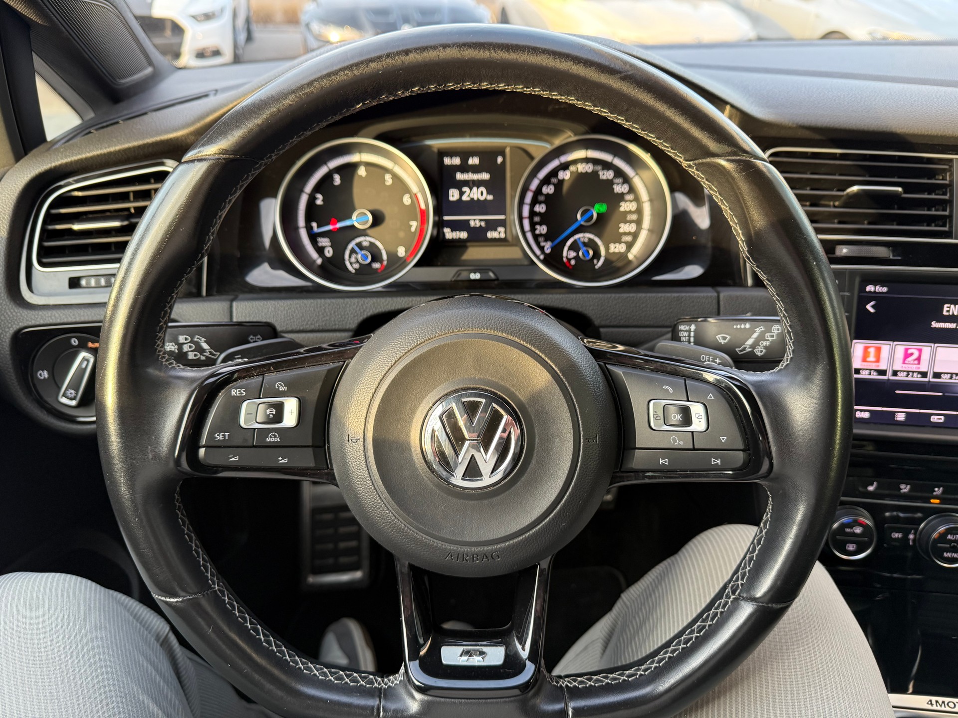 VW Golf Variant 2.0 TSI R 4 Motion DSG-image-8