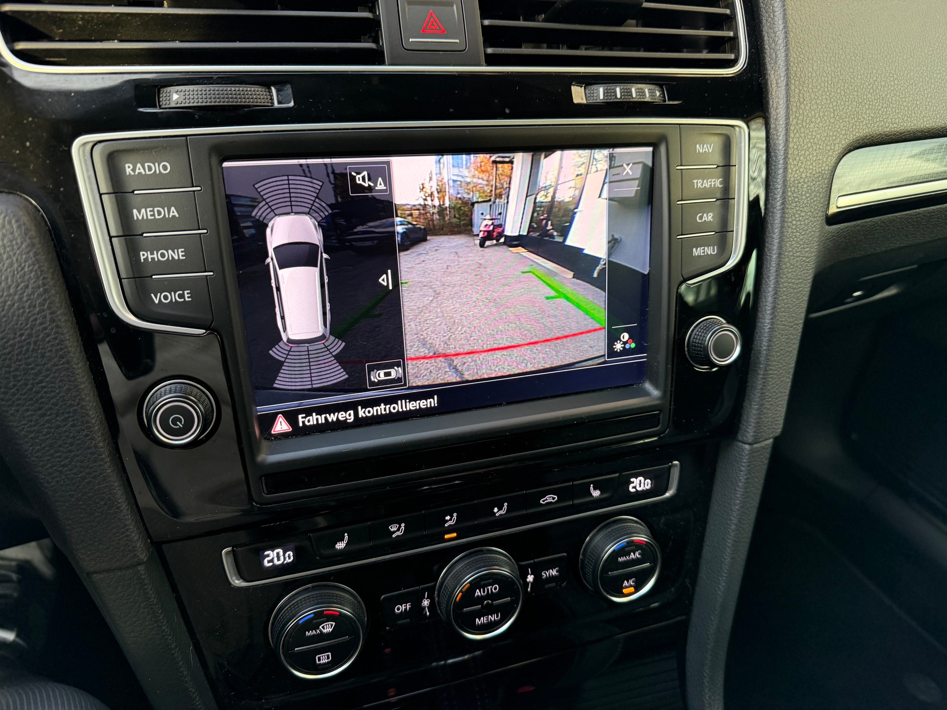 VW Golf Variant 2.0 TSI R 4 Motion DSG-image-11