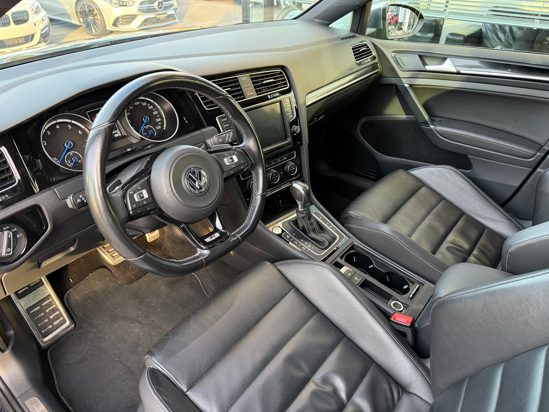 VW Golf Variant 2.0 TSI R 4 Motion DSG-image-5