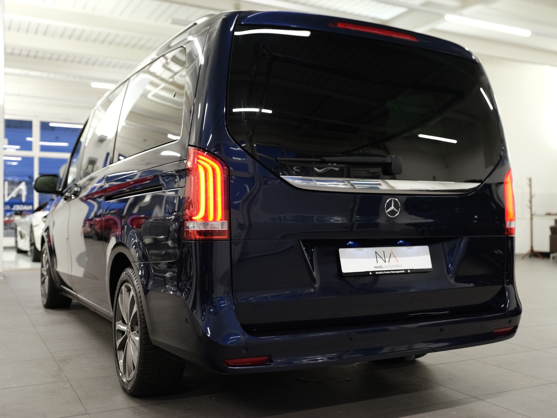 MERCEDES-BENZ V 220 d lang 4Matic 9G-Tronic-image-4
