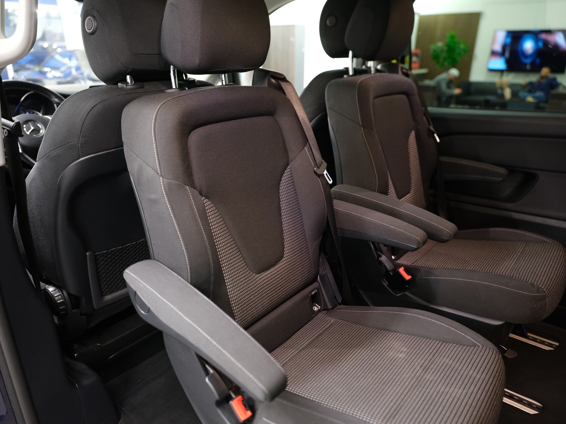 MERCEDES-BENZ V 220 d lang 4Matic 9G-Tronic-image-22