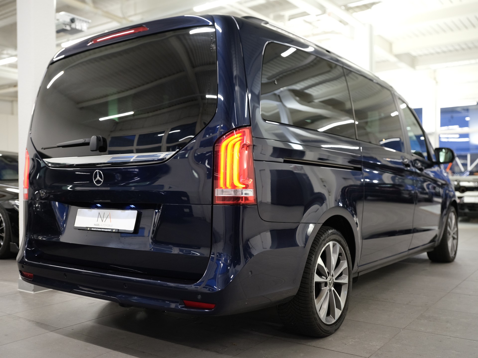 MERCEDES-BENZ V 220 d lang 4Matic 9G-Tronic-image-6